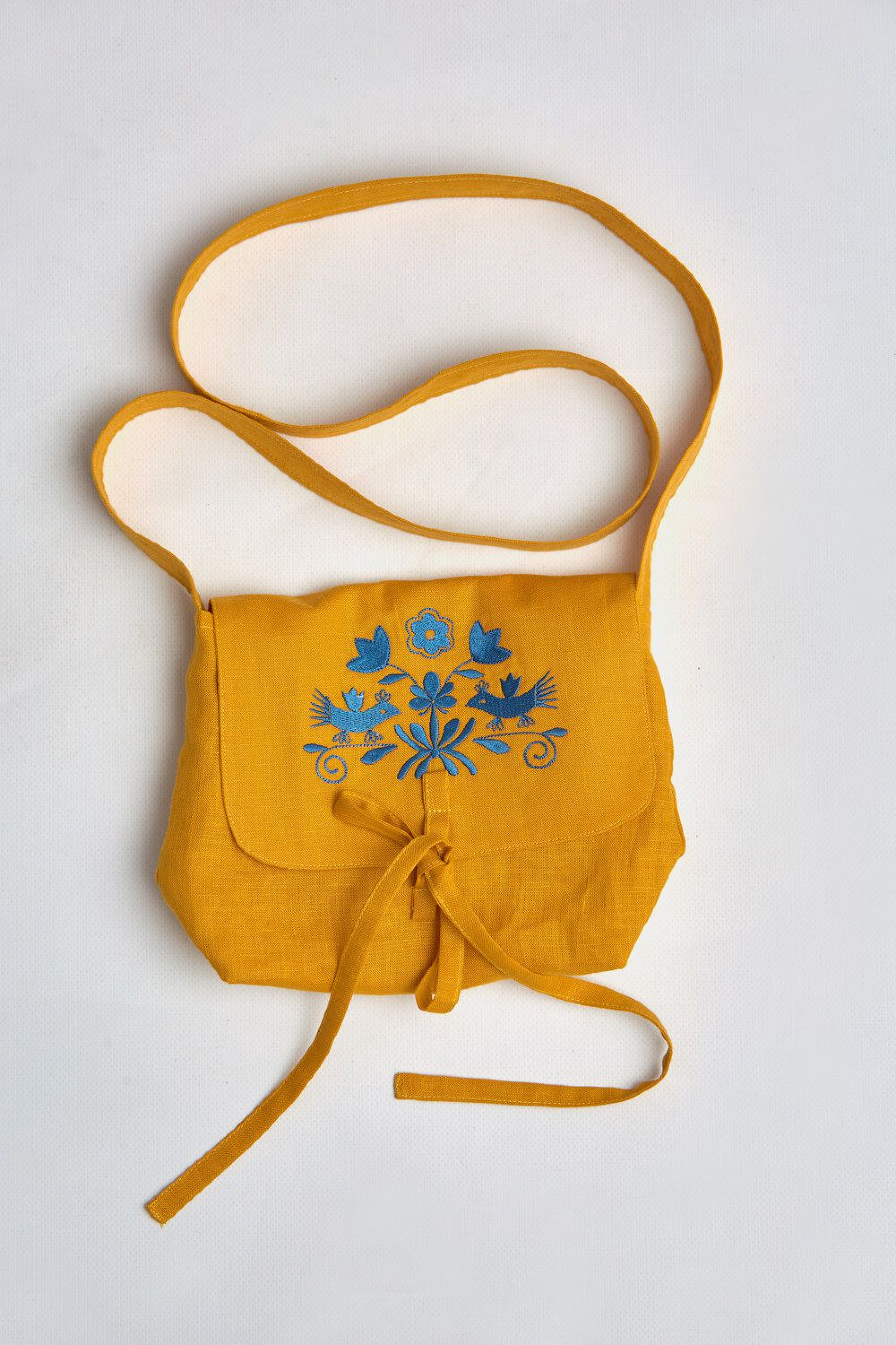 Embroidered bag straight with a goldenrod valve