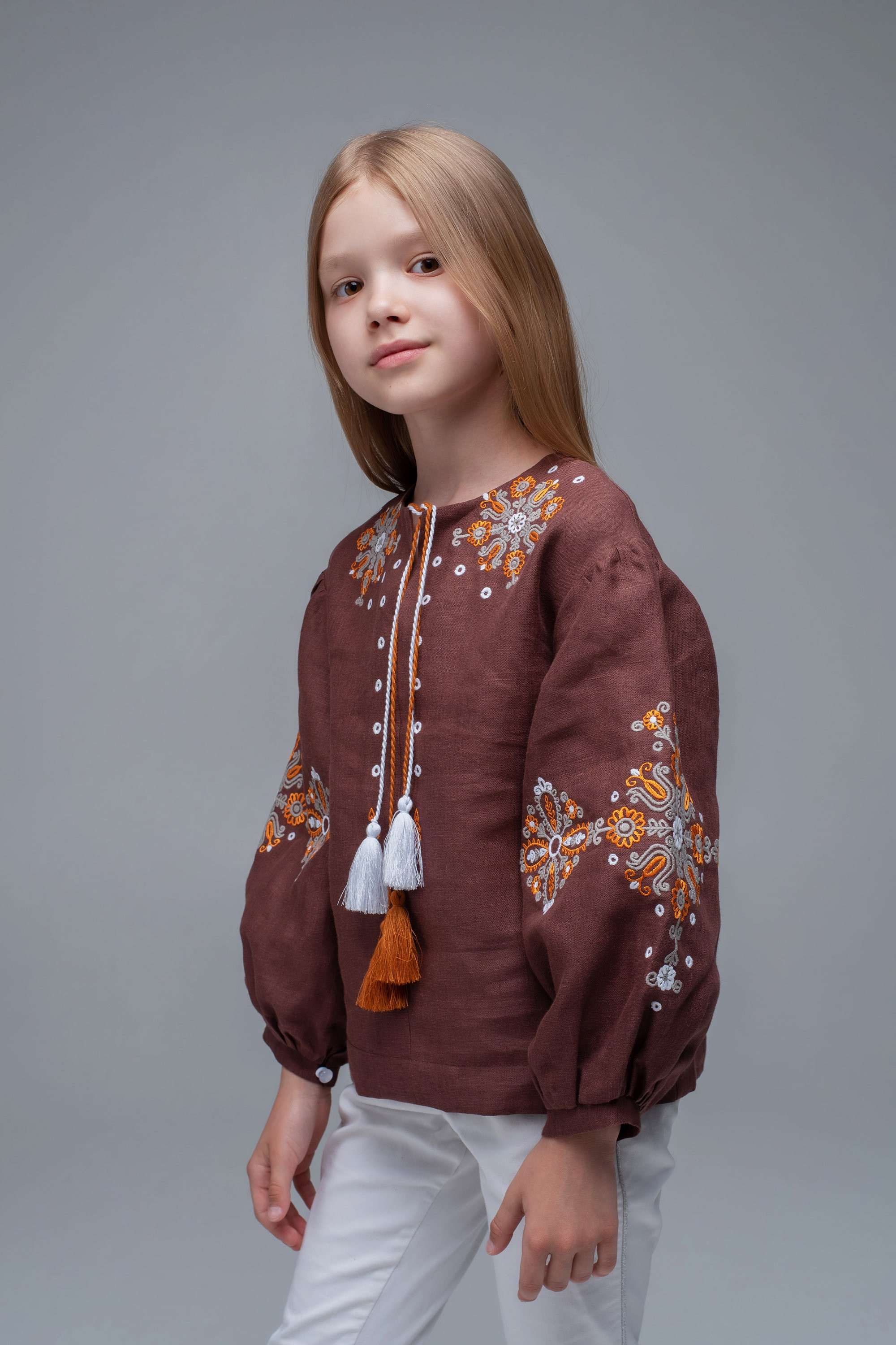 Вишита блуза для дівчинки Brown1