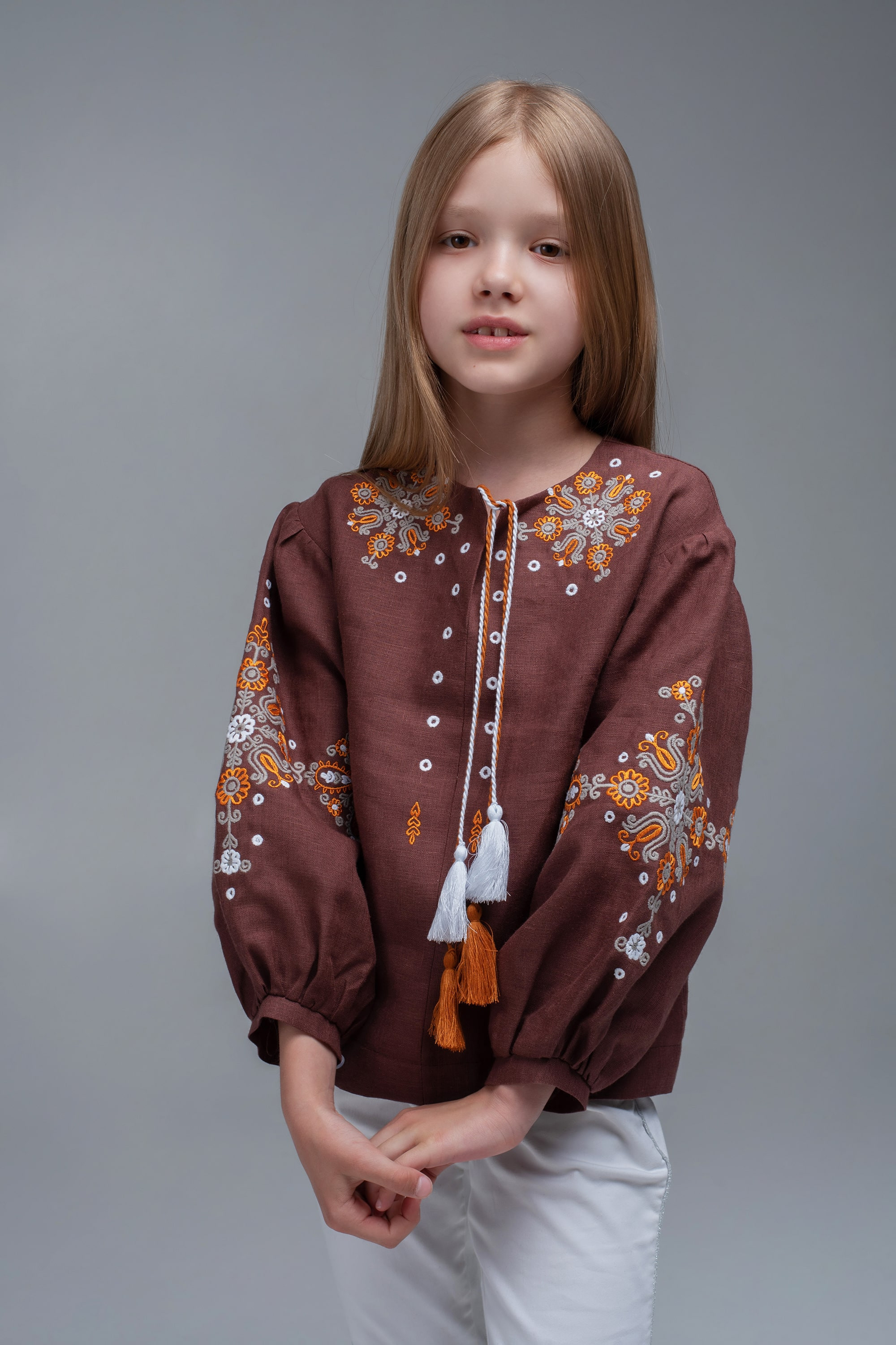 Вишита блуза для дівчинки Brown1
