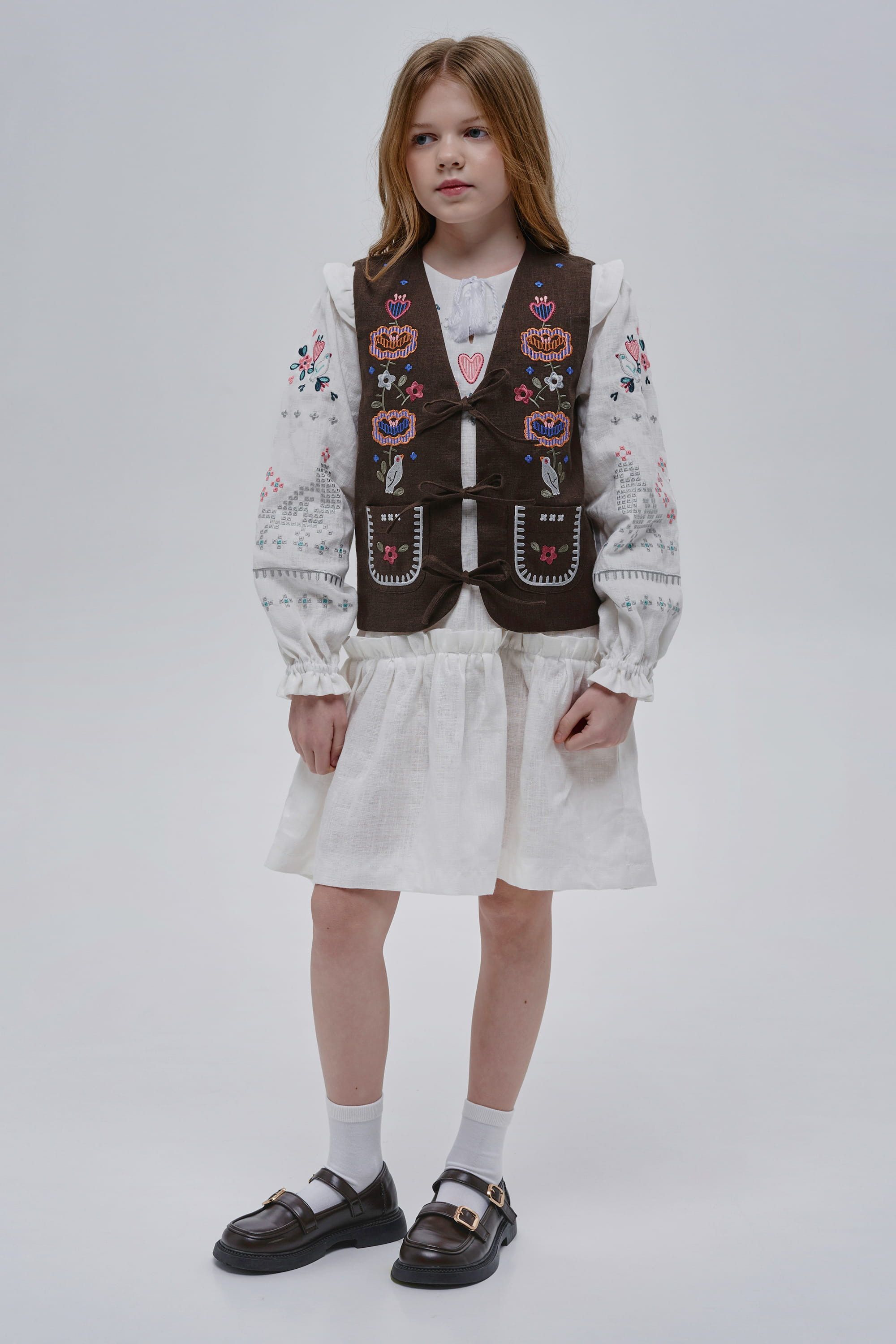 Embroidered brown vest for girl Malvy | 116-122