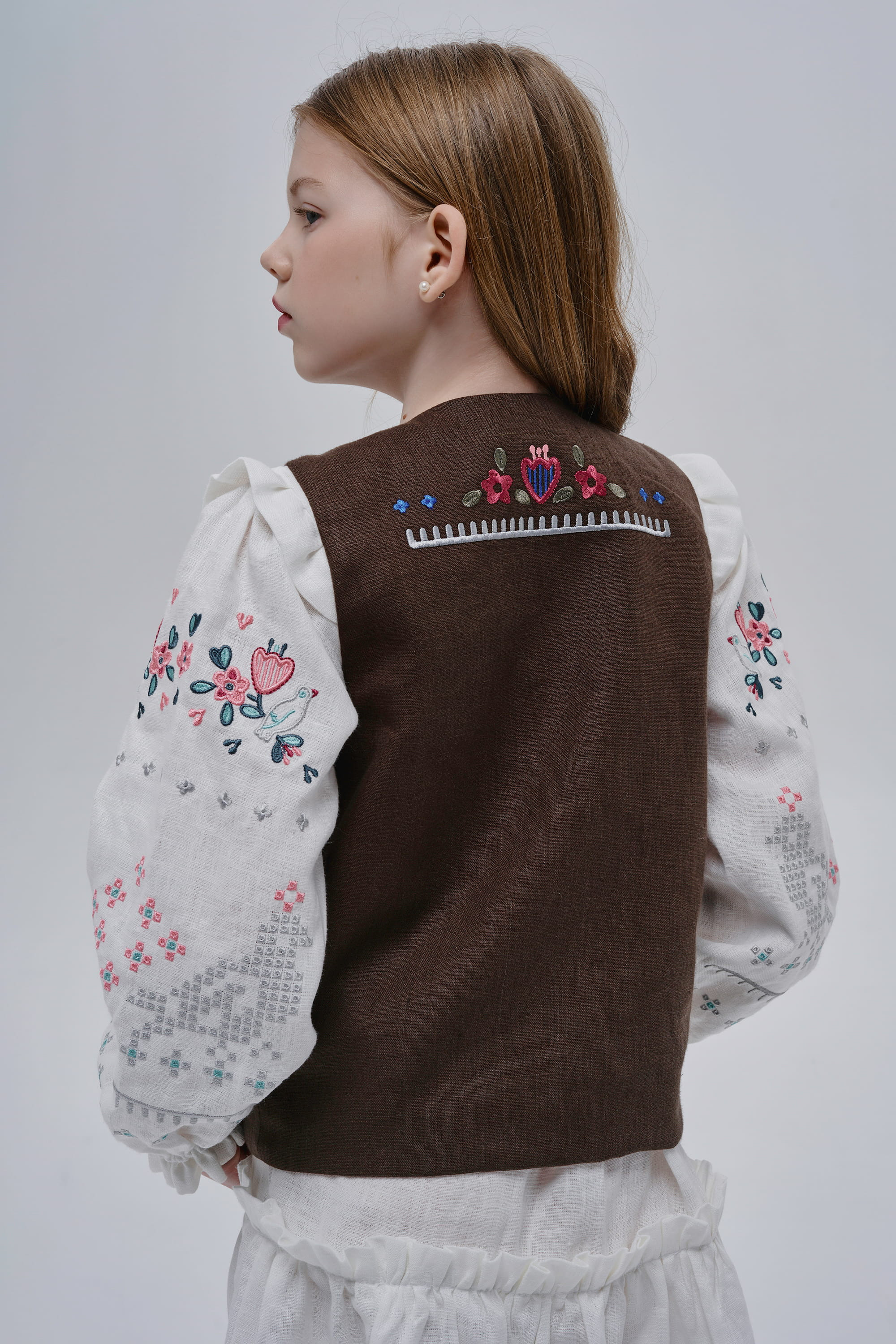 Embroidered brown vest for girl Malvy | 116-122