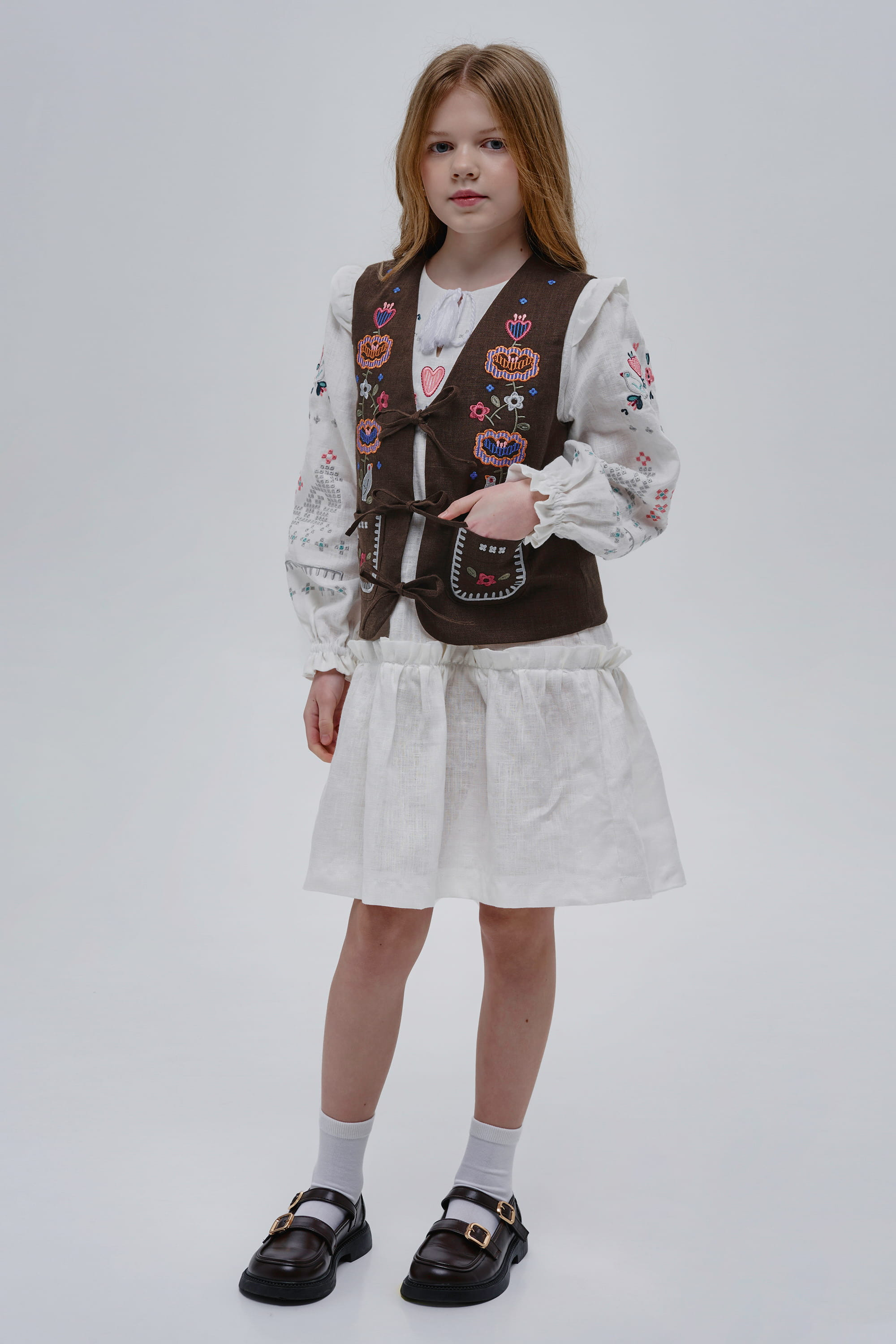 Embroidered brown vest for girl Malvy | 116-122