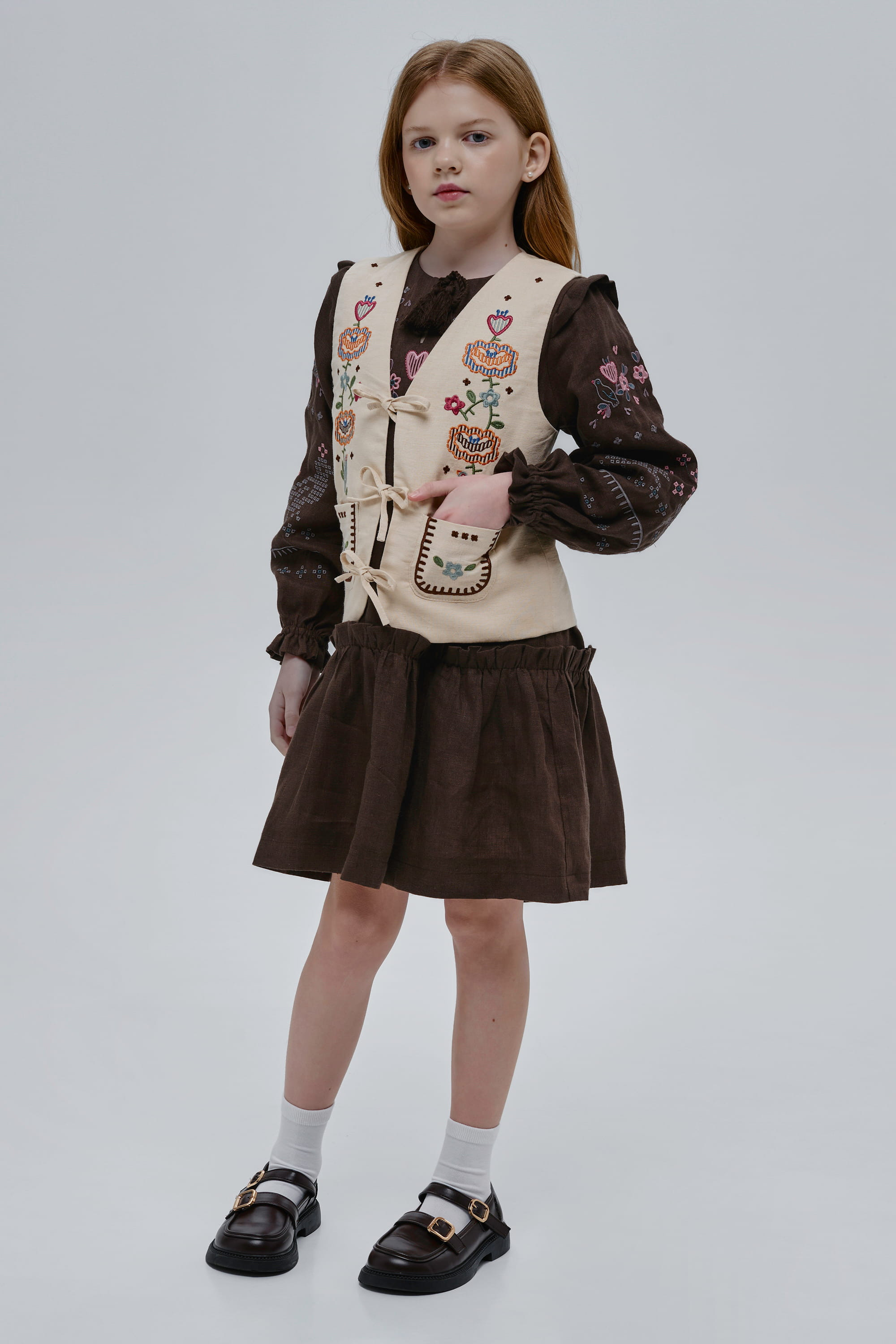 Embroidered beige vest for girl Malvy | 116-122