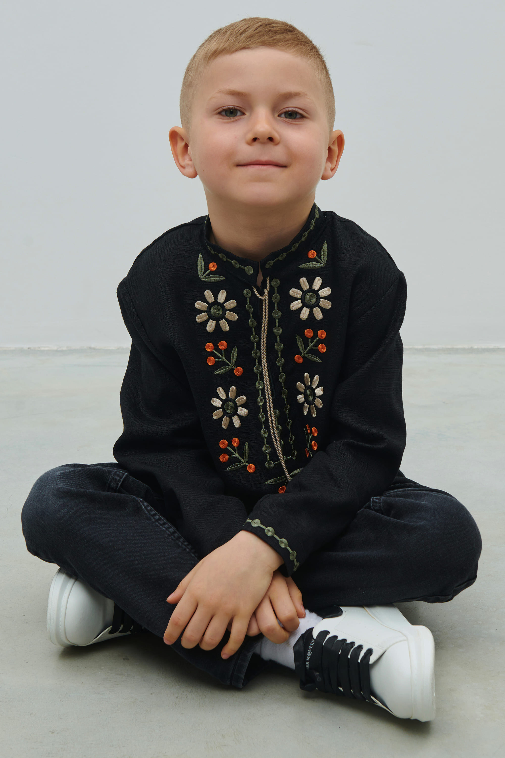 Black linen shirt for a boy Rozkvit | 110