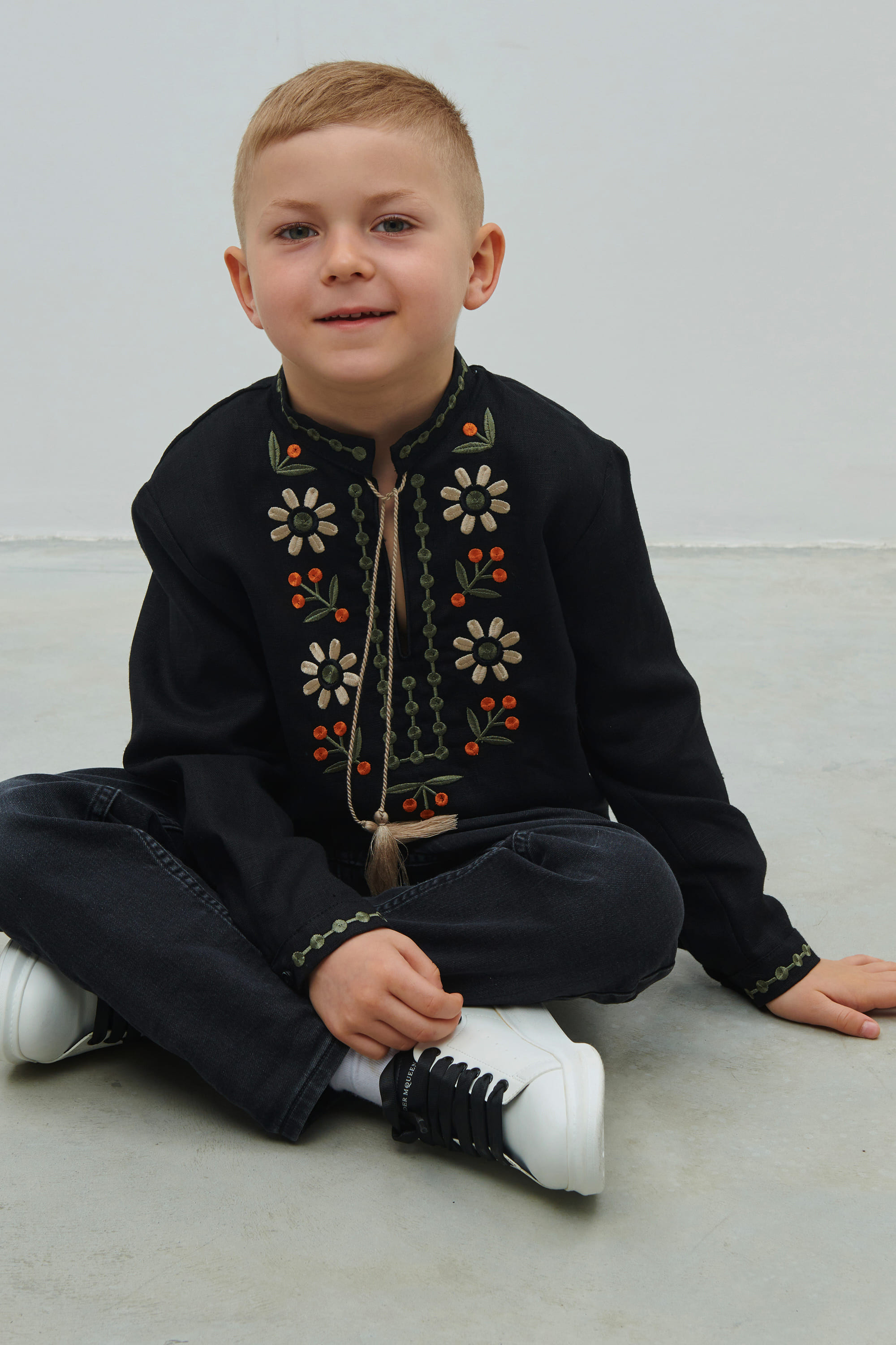 Black linen shirt for a boy Rozkvit