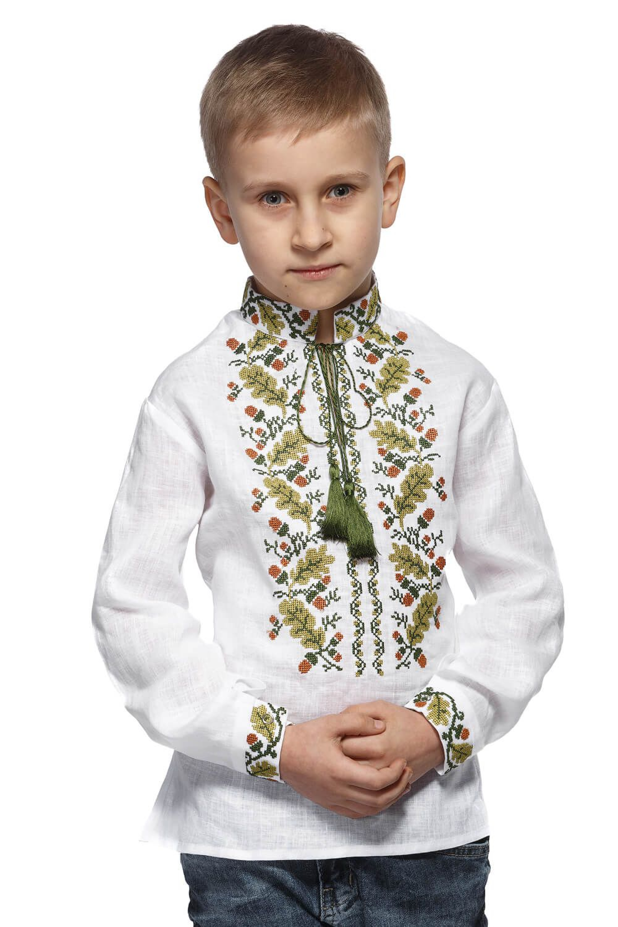 Белая вышиванка для мальчика Дубок