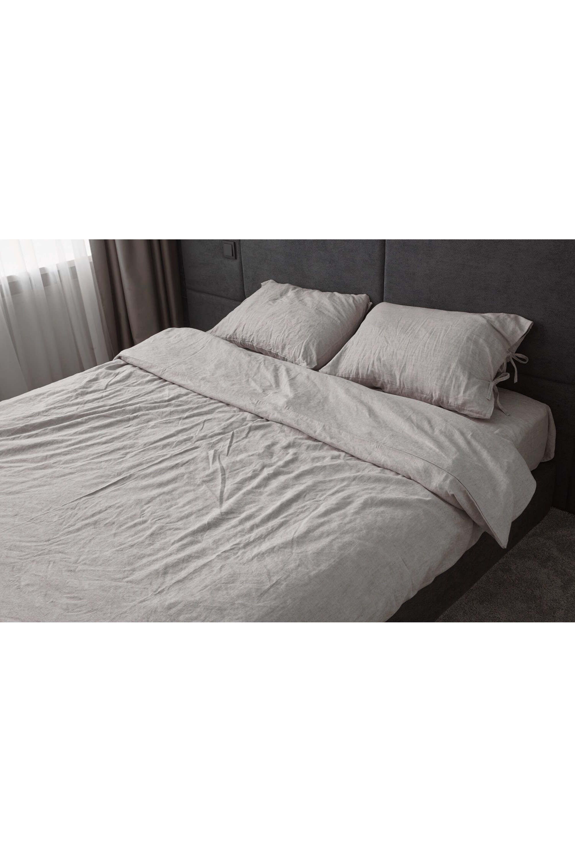 Cream -colored bed Cream -colored bed