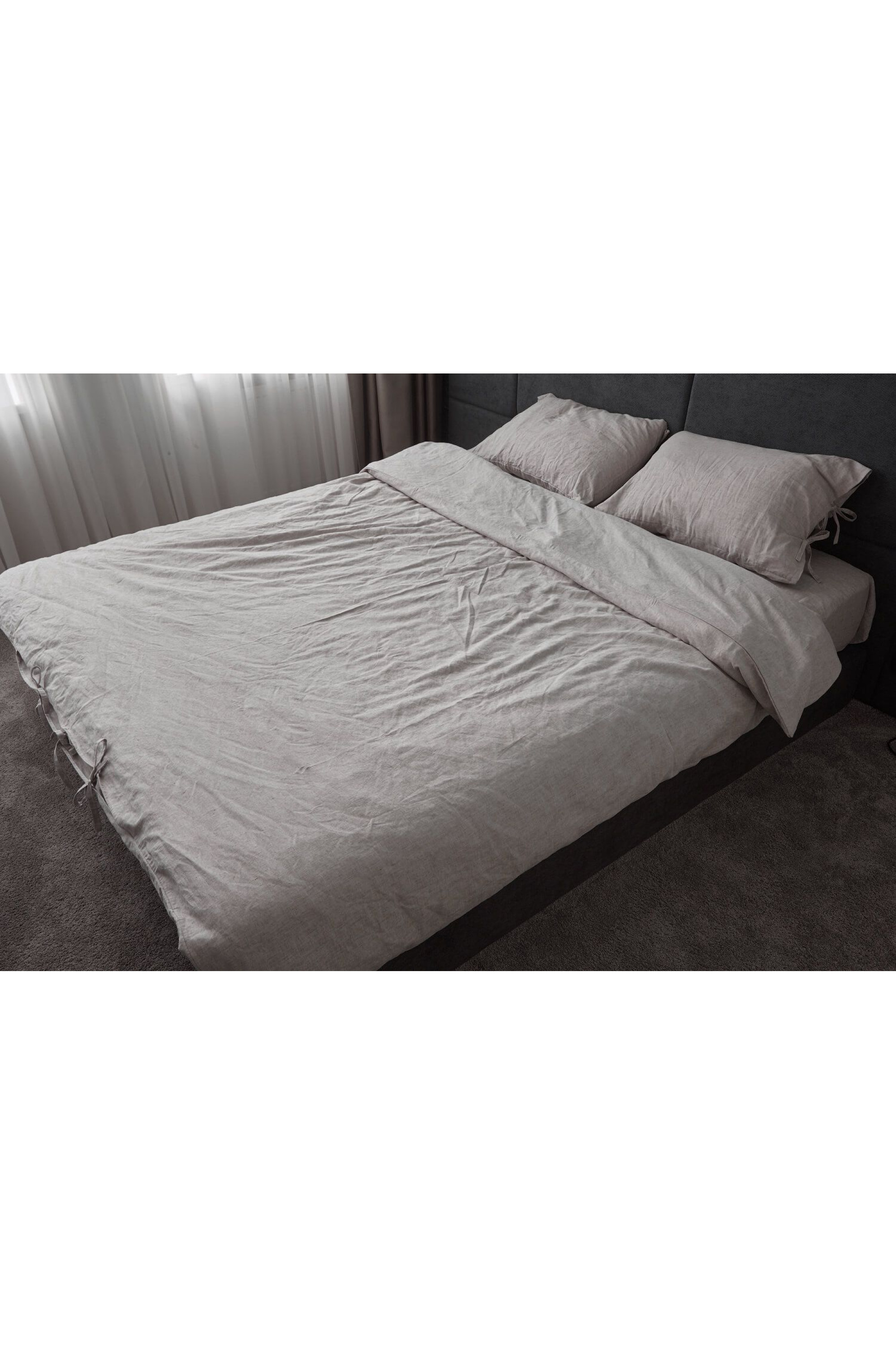 Cream -colored bed Cream -colored bed