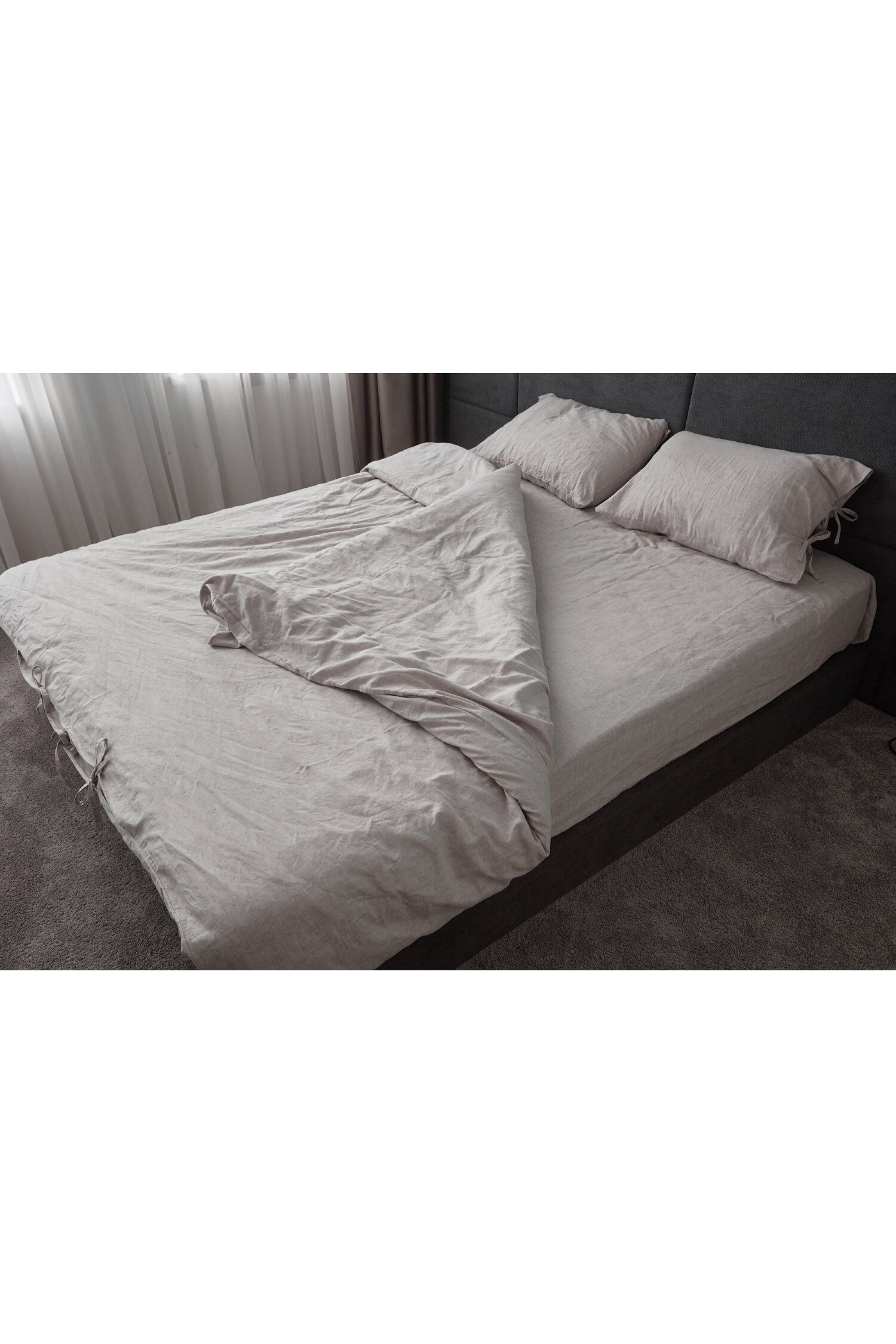 Cream -colored bed Cream -colored bed