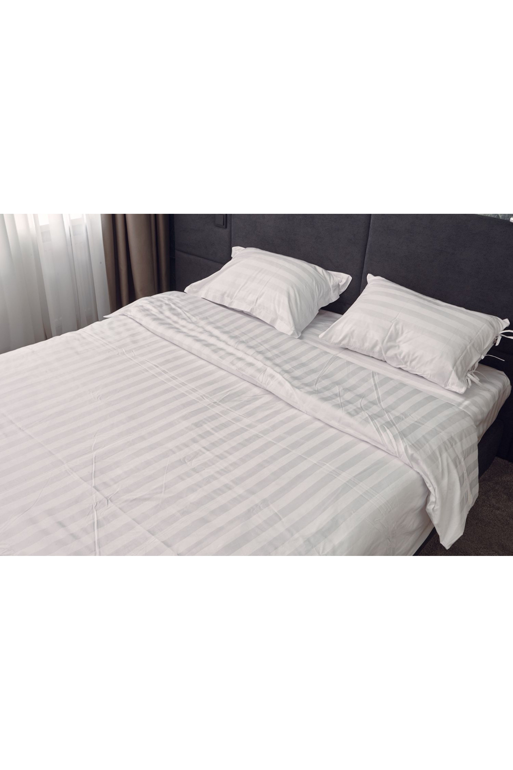Exquisite white bed with a textured strip Exquisite white bed with a textured strip