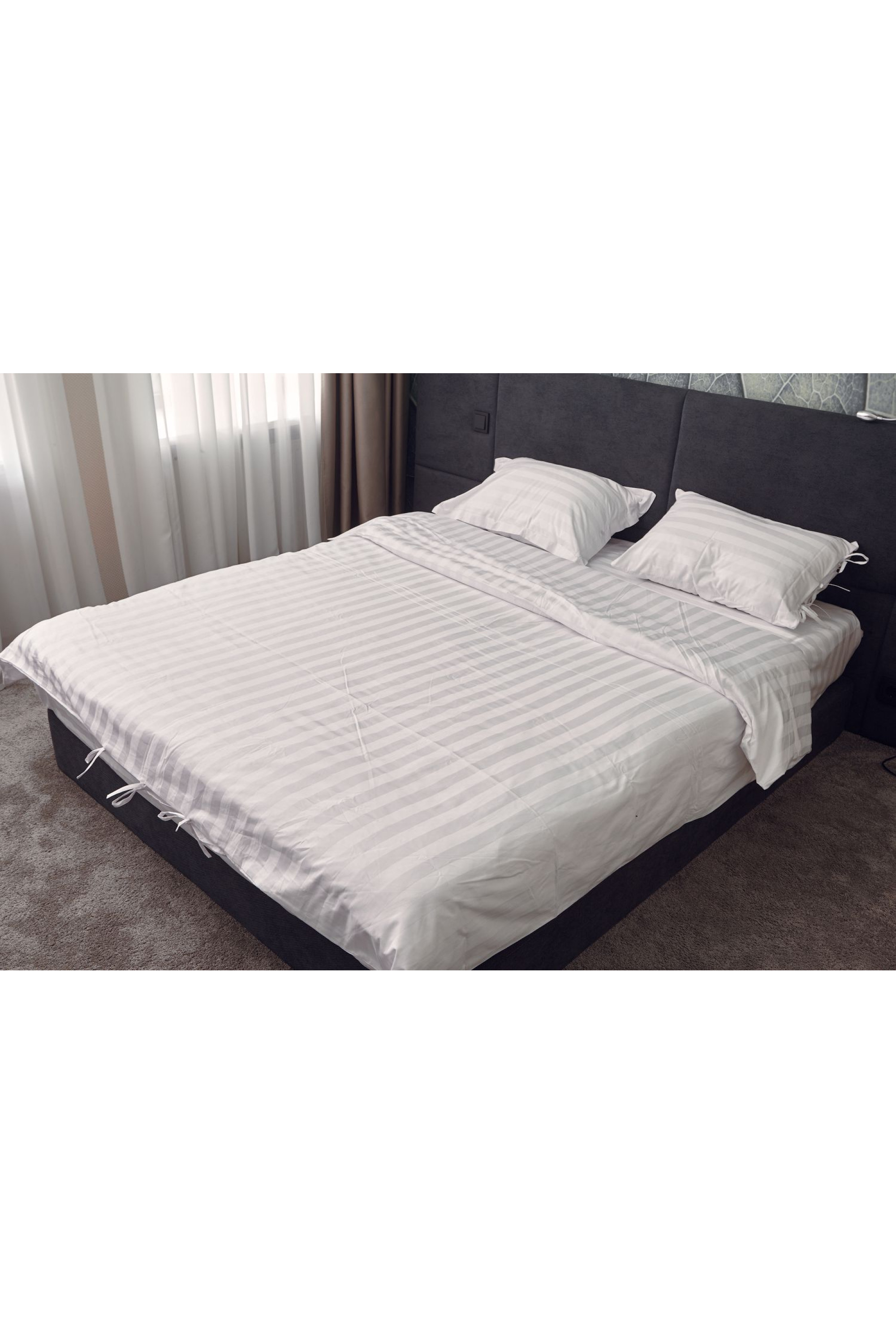 Exquisite white bed with a textured strip Exquisite white bed with a textured strip