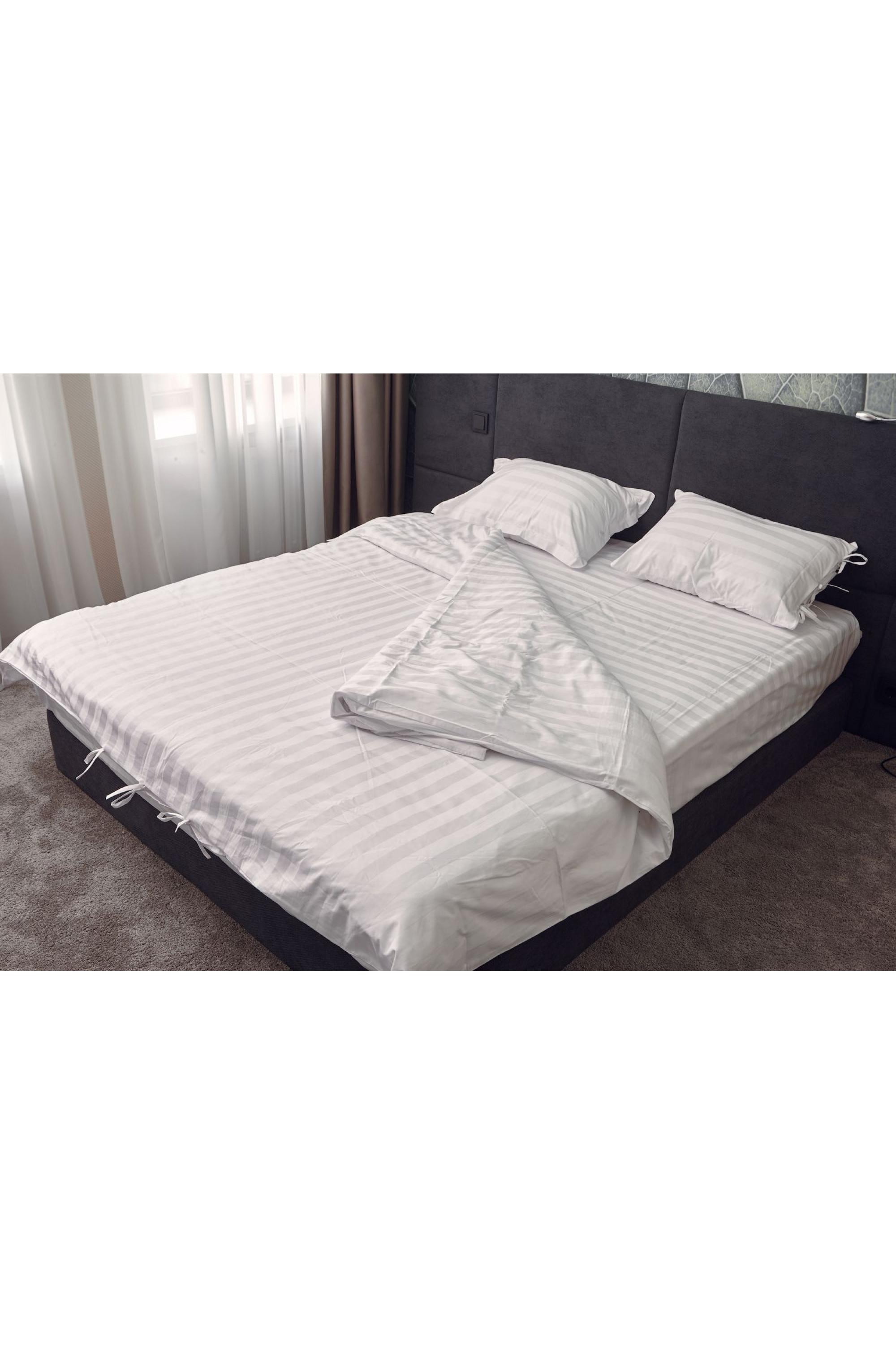 Exquisite white bed with a textured strip Exquisite white bed with a textured strip