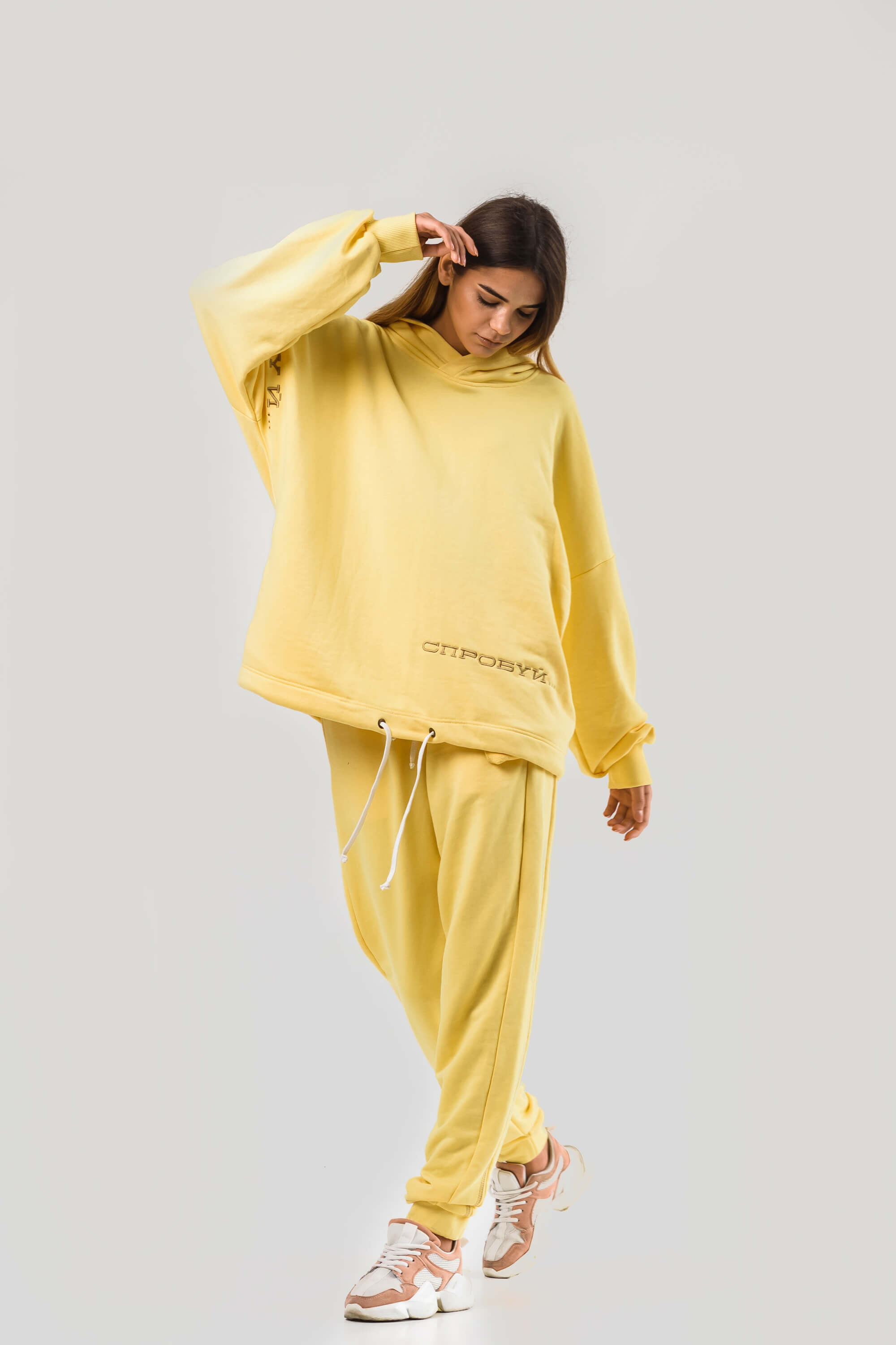 Zhinochny costume Hudie oversize yellow