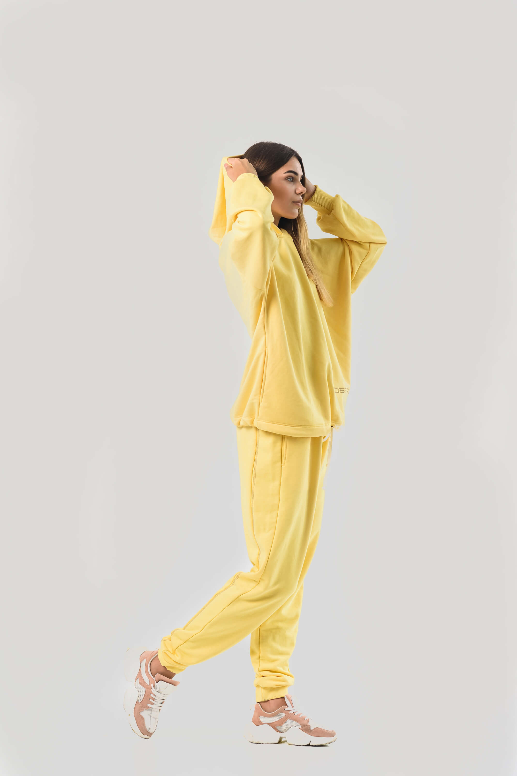 Zhinochny costume Hudie oversize yellow