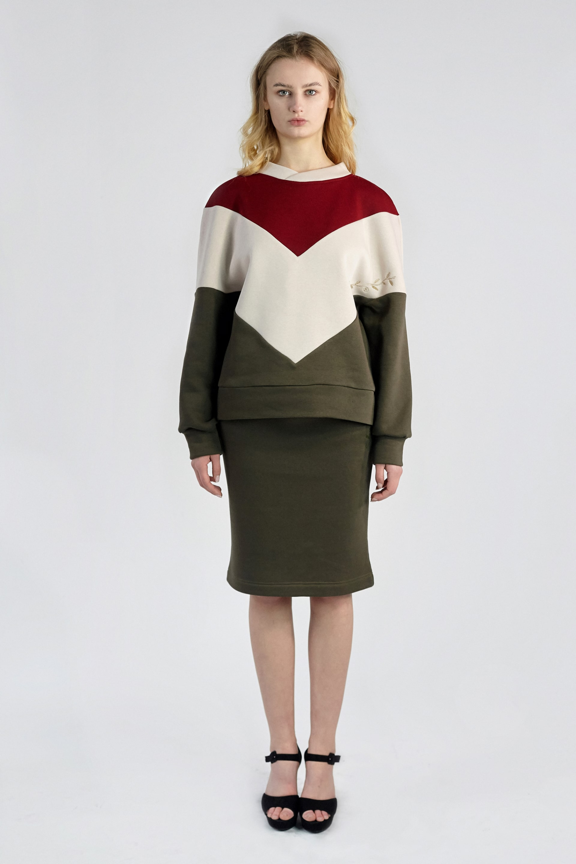 Women's embroidered sweatshirt Burgundy to a tooth | L | 48