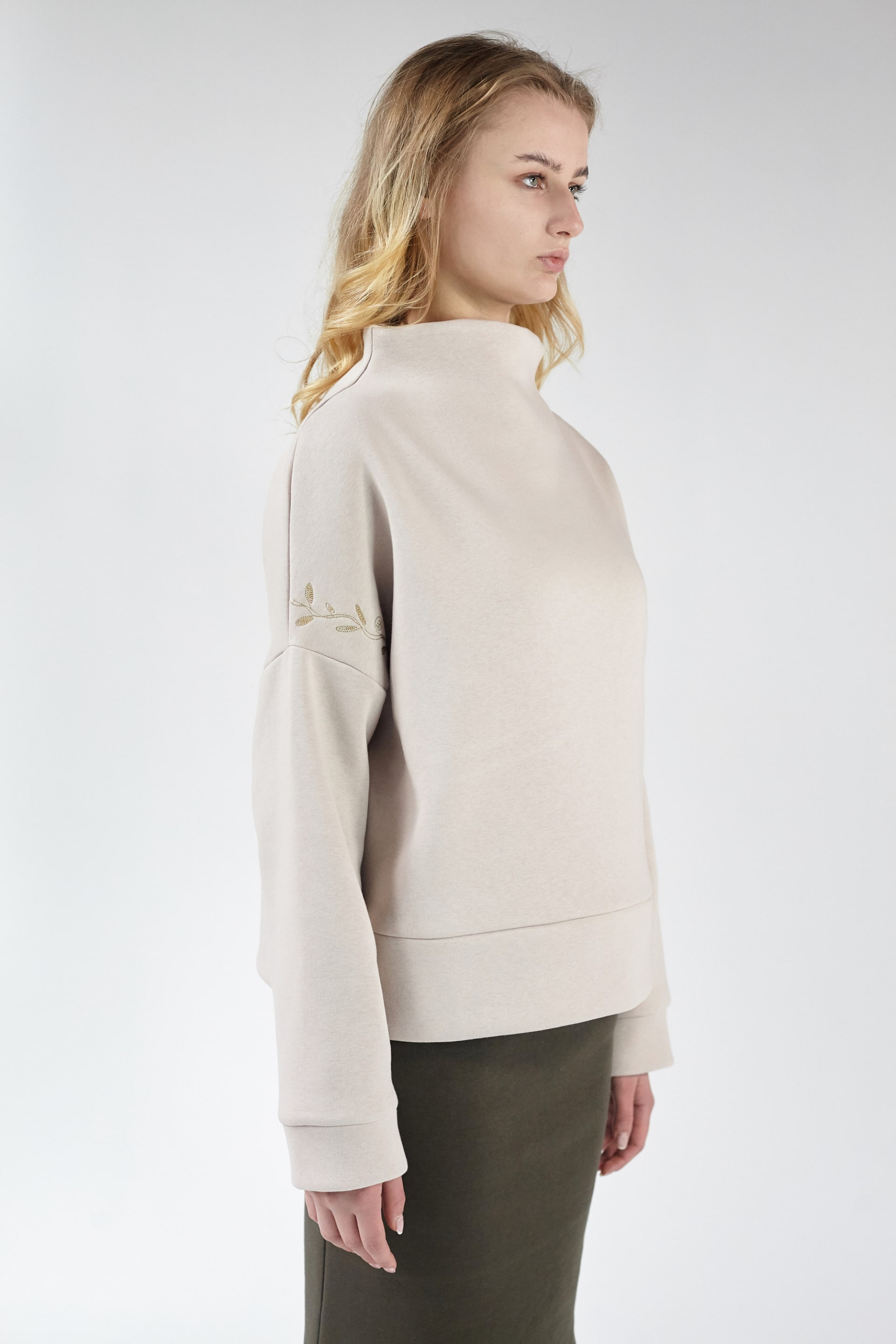 Жіночий  вишитий світшот Beige зі стійкою