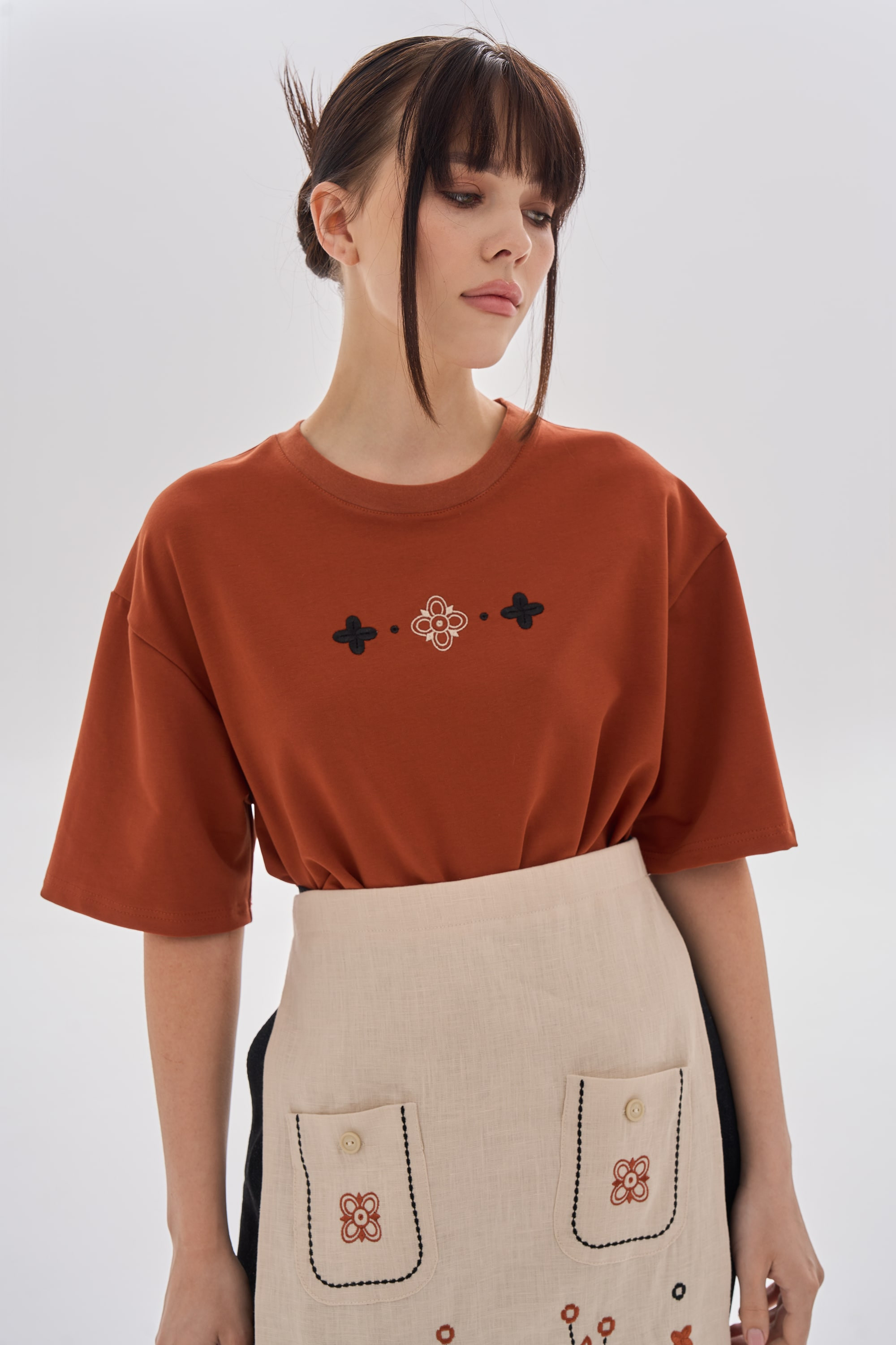 Women's embroidered brown T-shirt Buda