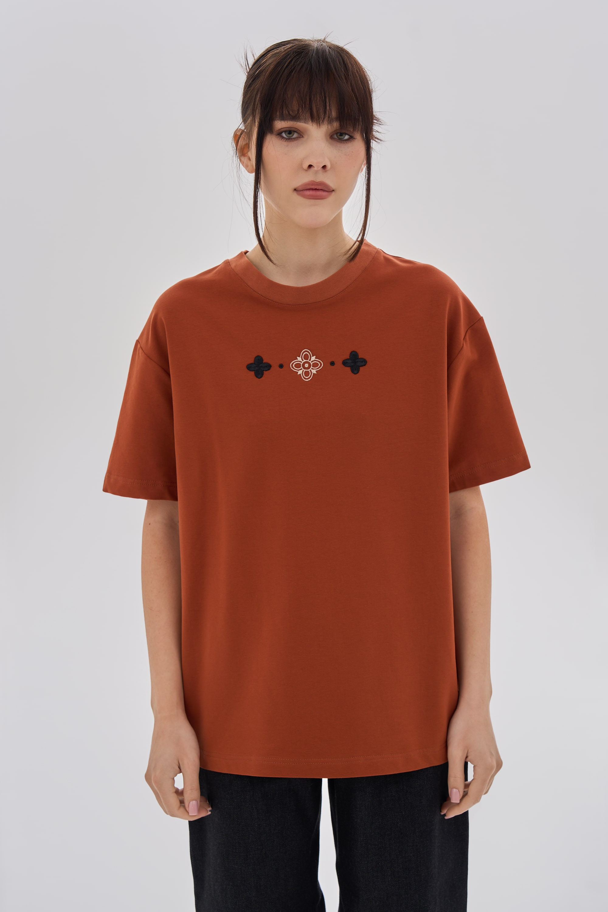Women's embroidered brown T-shirt Buda