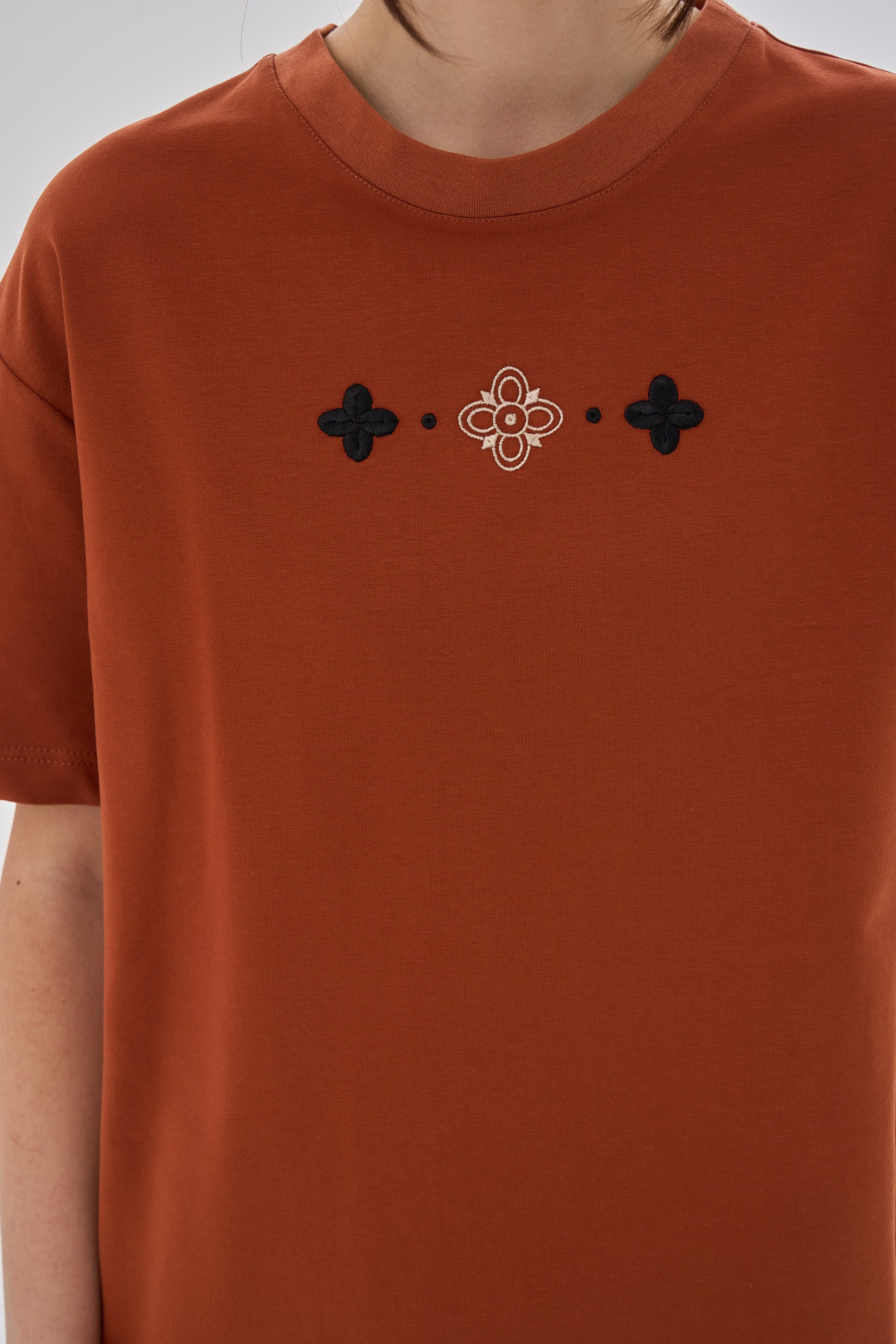 Women's embroidered brown T-shirt Buda