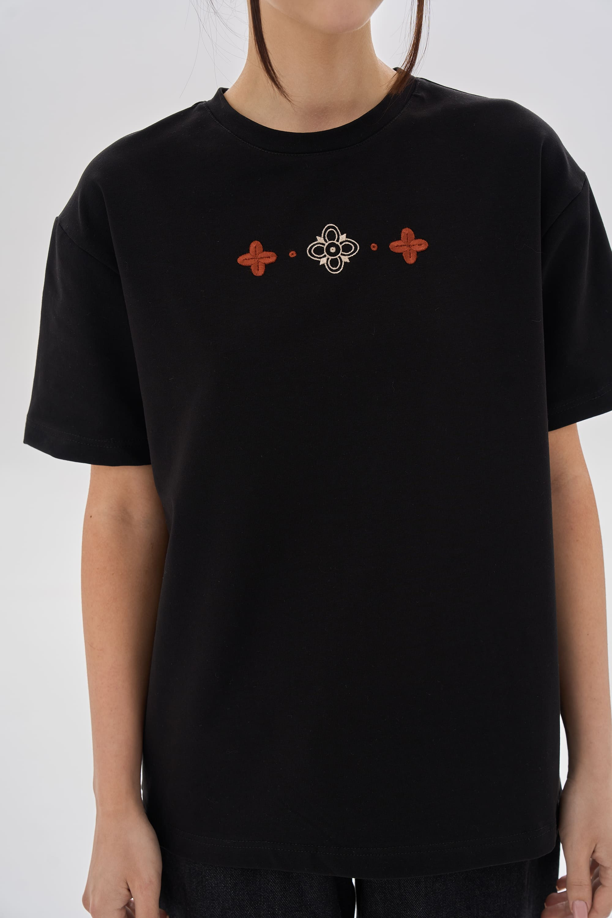 Women's embroidered black T-shirt Buda | XS