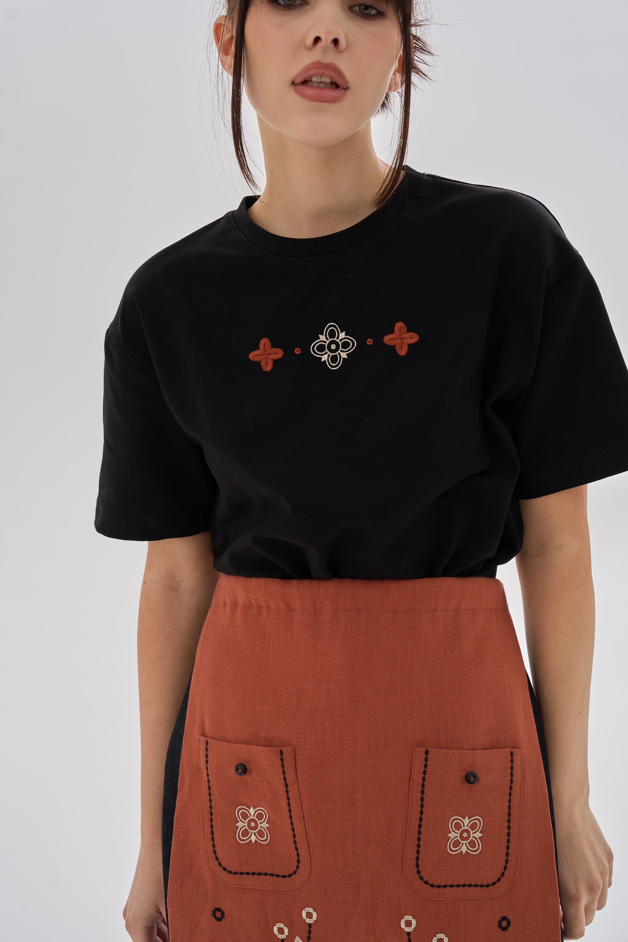 Women's embroidered black T-shirt Buda