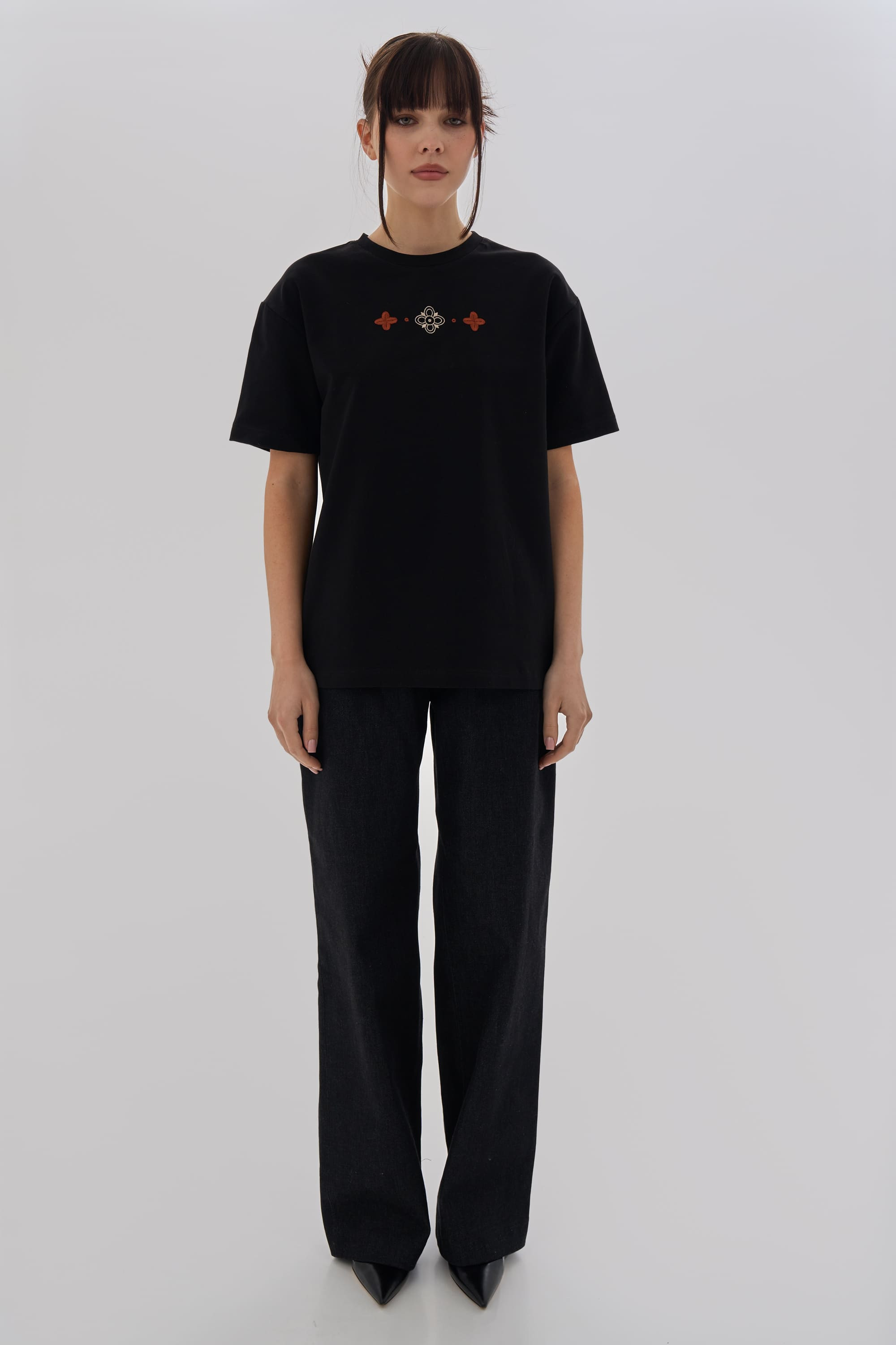 Women's embroidered black T-shirt Buda