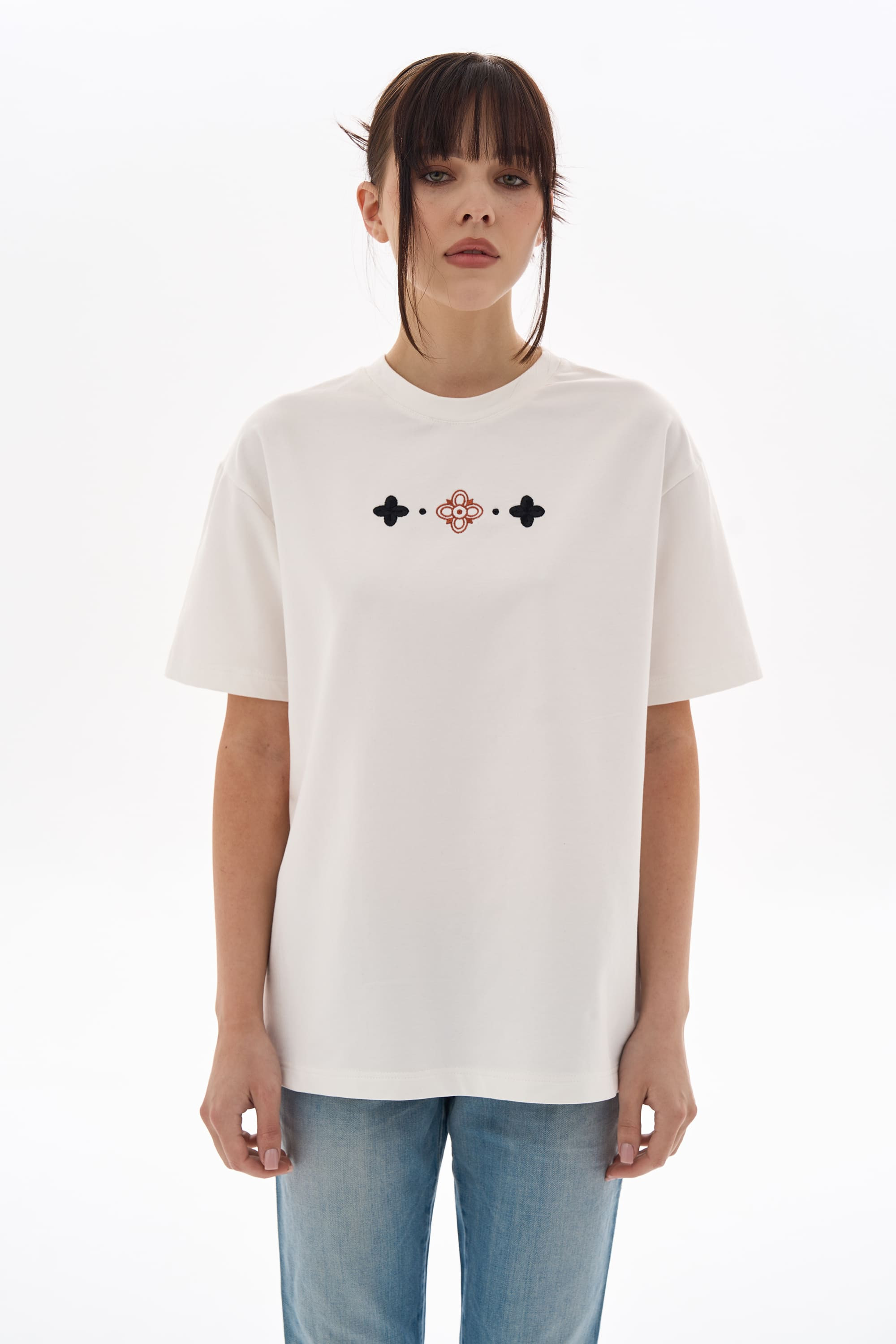 Women's embroidered white T-shirt Buda
