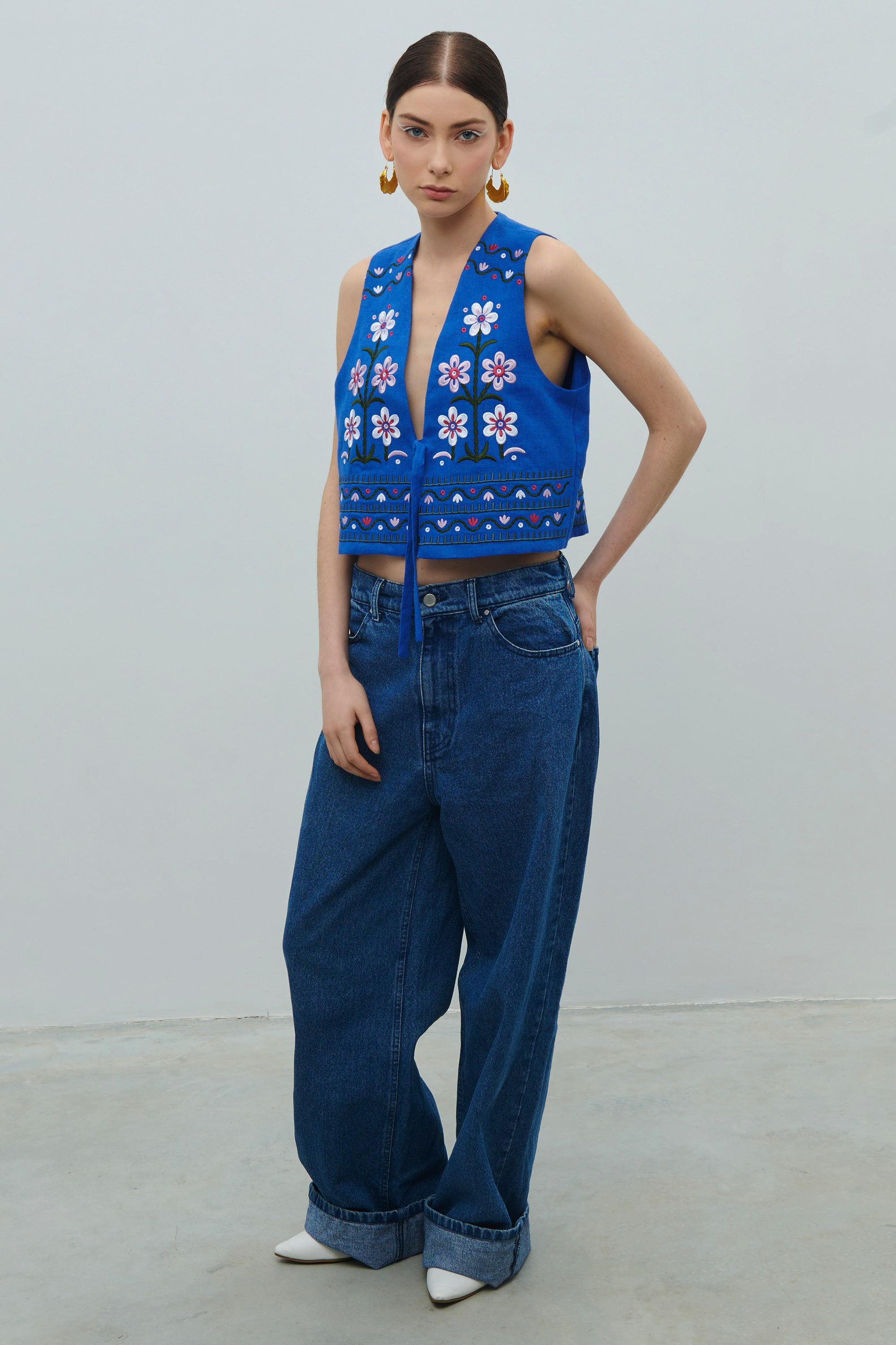 Linen waistcoat with floral ornament April | S | 42-44