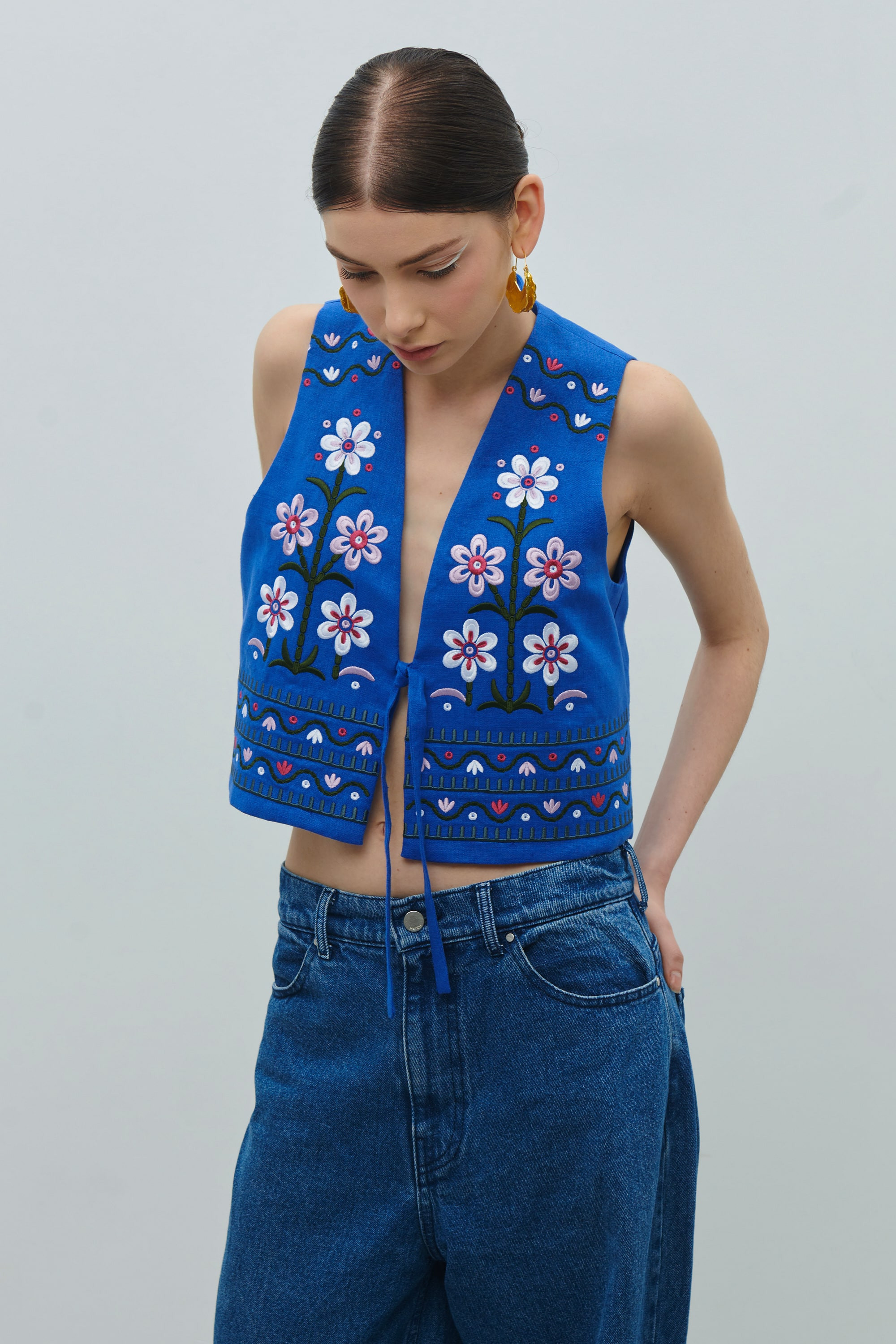 Linen waistcoat with floral ornament April