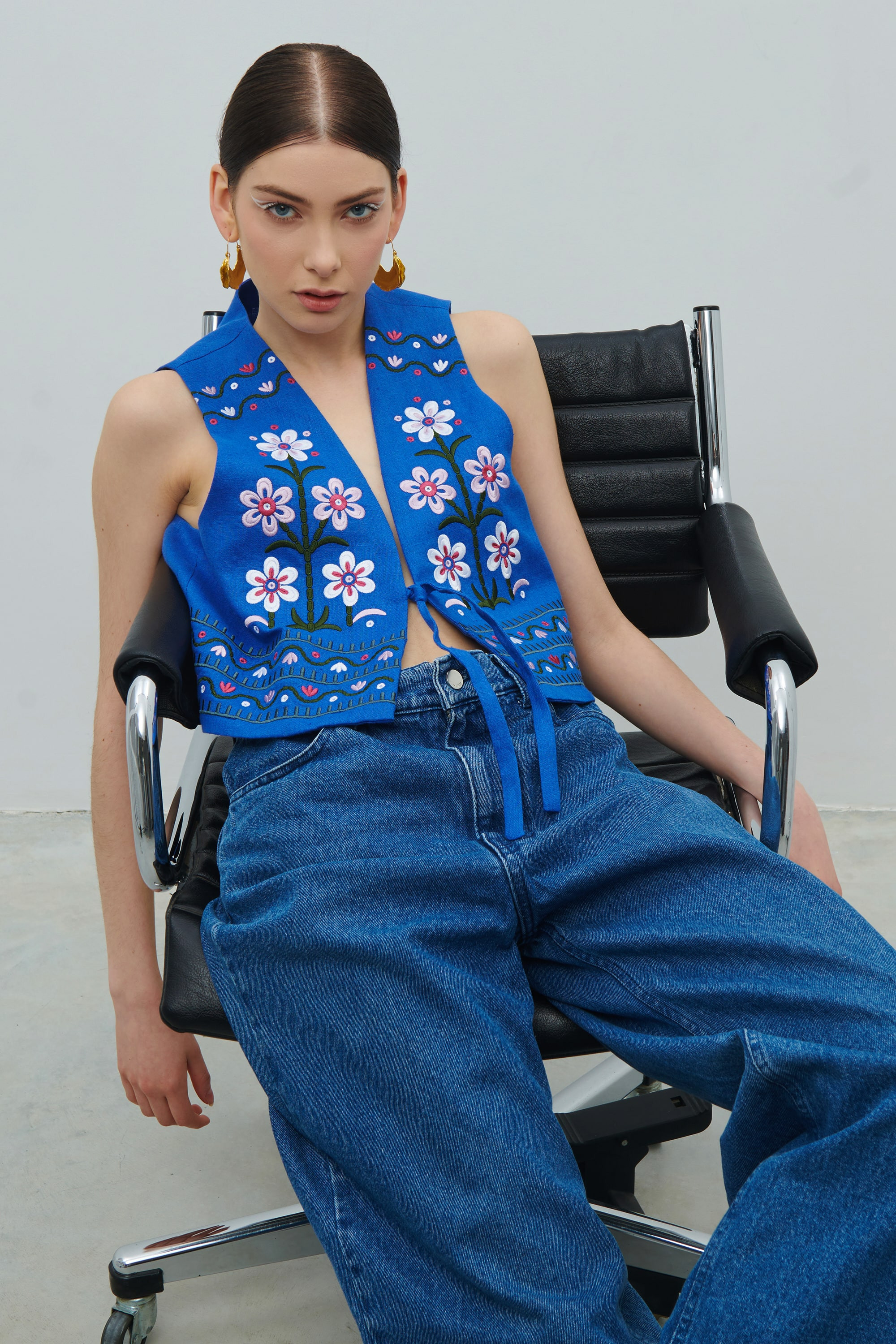 Linen waistcoat with floral ornament April