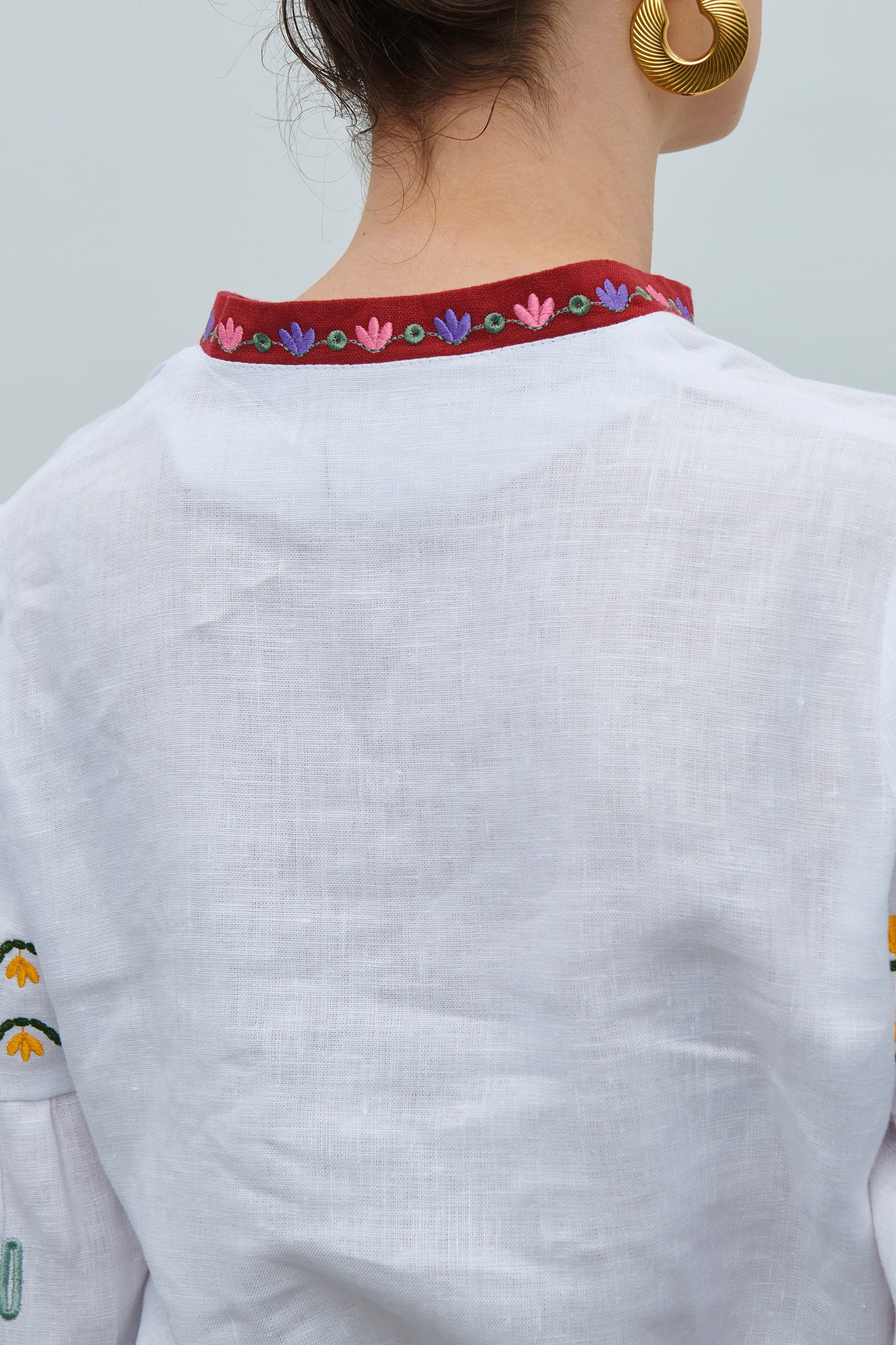 Linen embroidery with floral ornament | S | 42-44