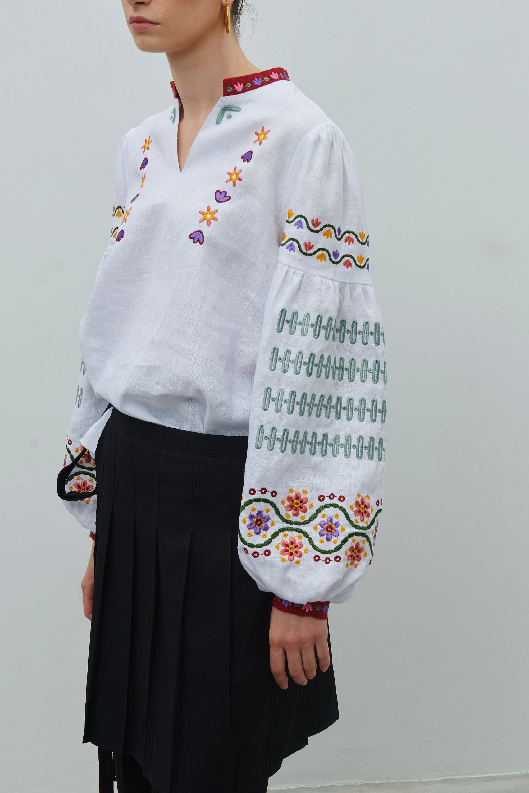 Linen embroidery with floral ornament | S | 42-44