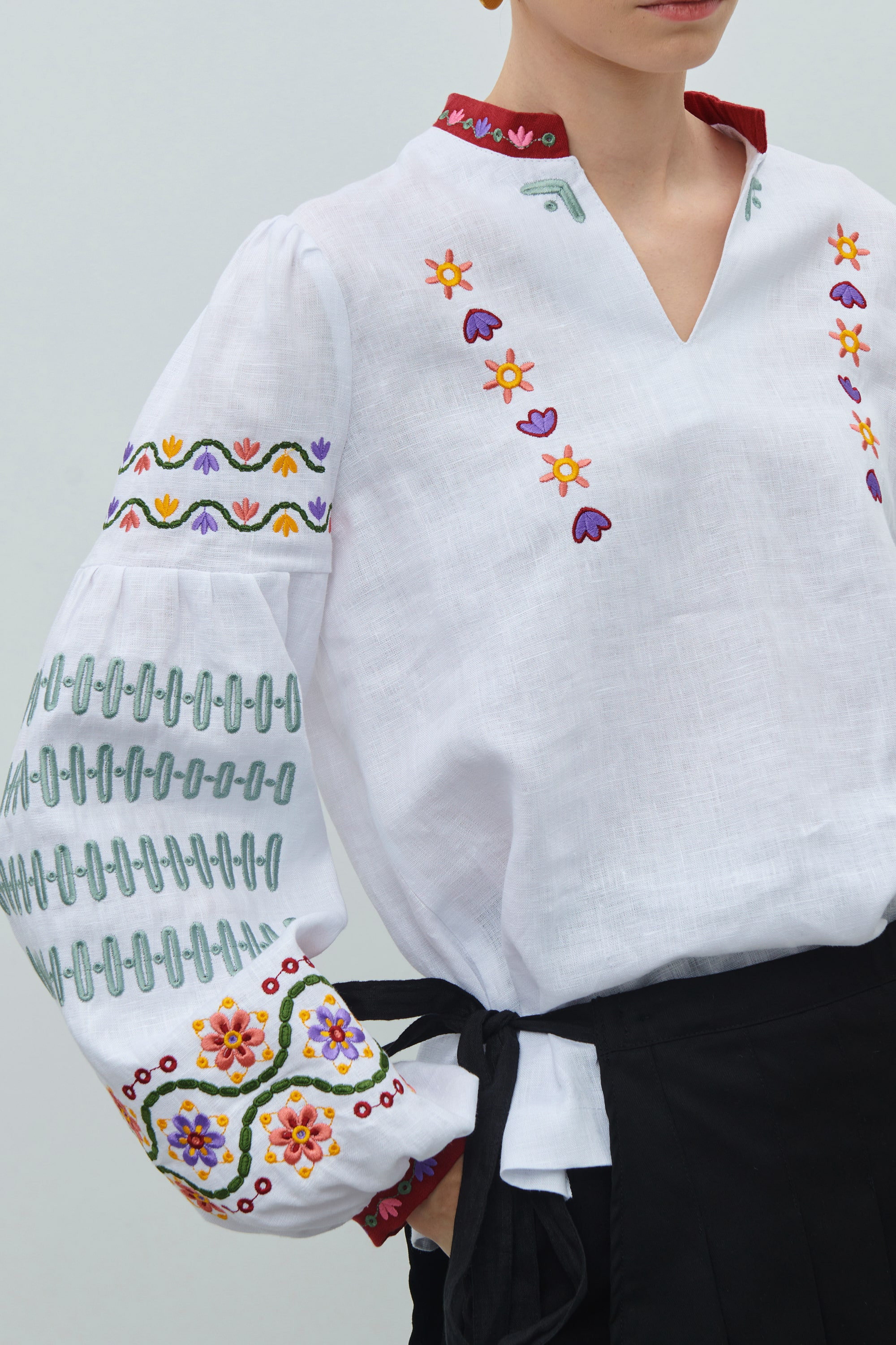 Linen embroidery with floral ornament | S | 42-44