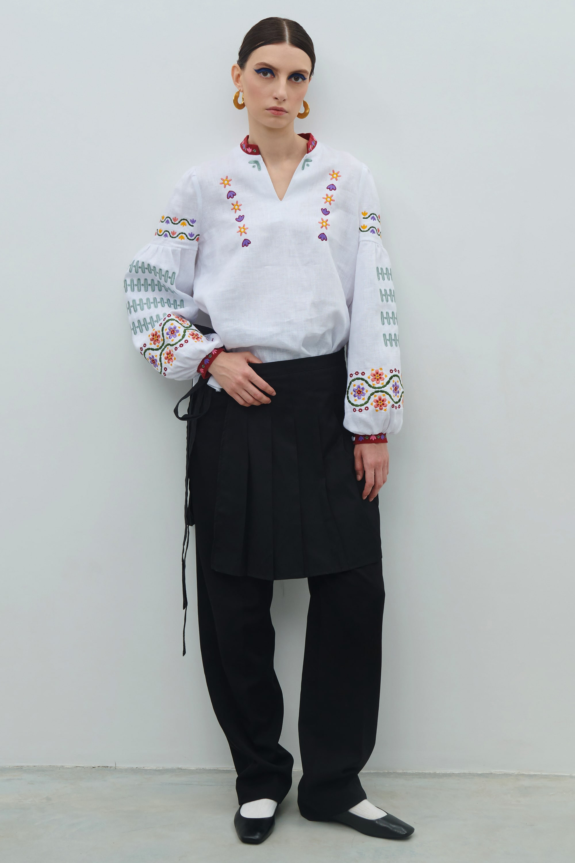 Linen embroidery with floral ornament | S | 42-44