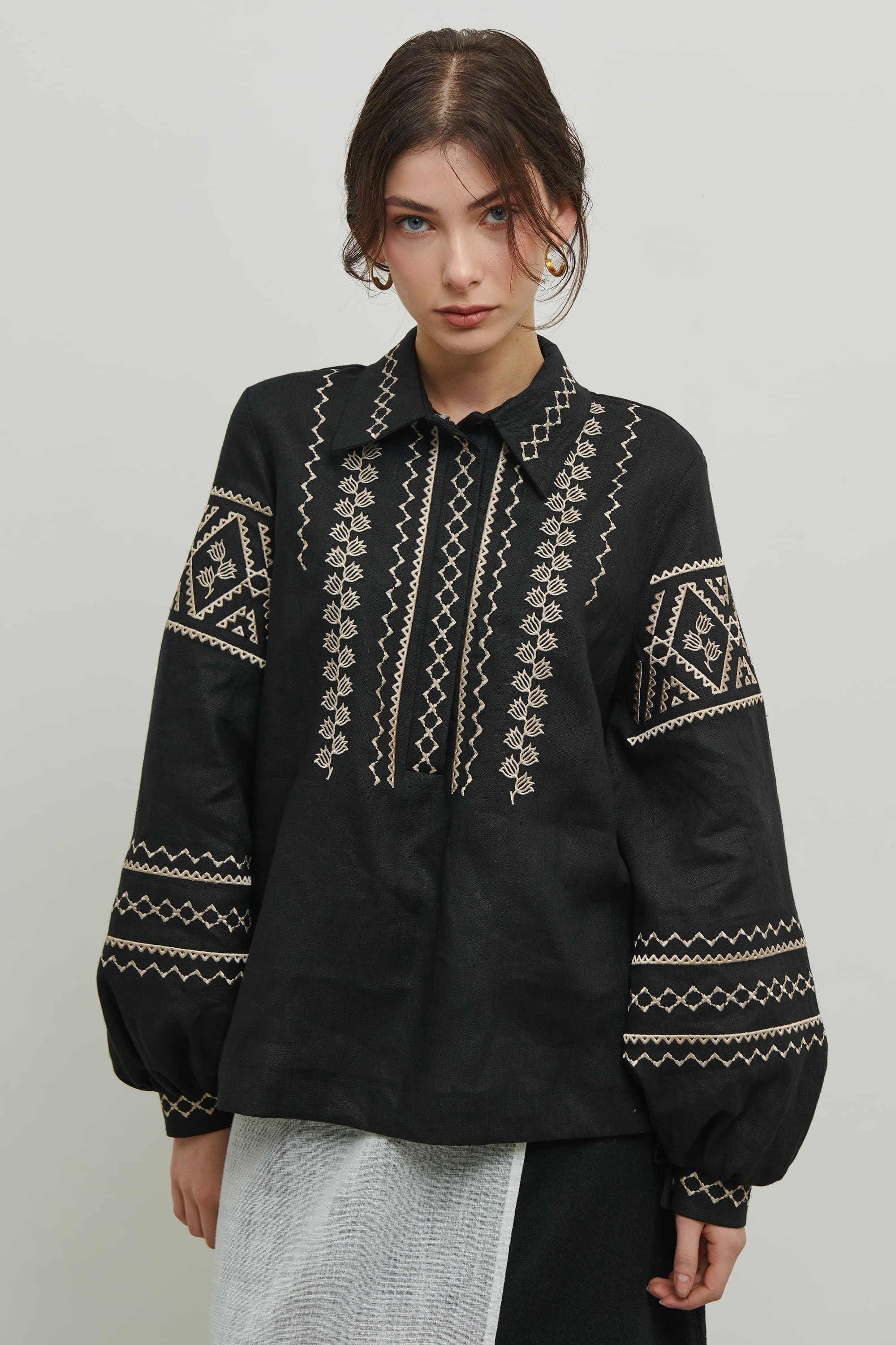 Women's black embroidered shirt Narbut 1 | XS | 40-42