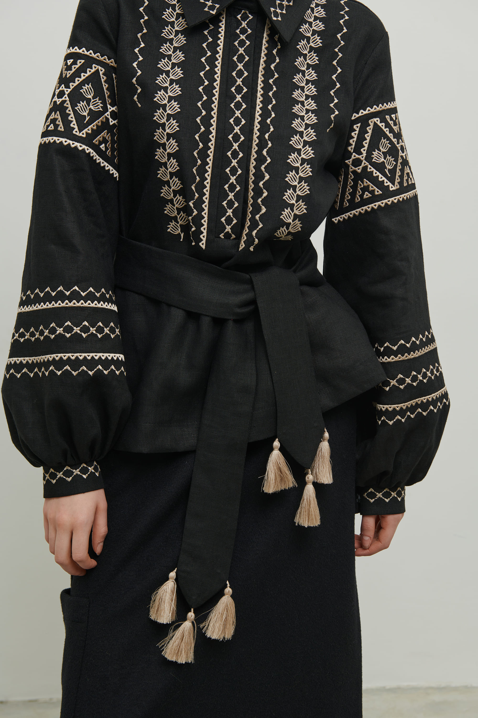 Women's black embroidered shirt Narbut 1 | XS | 40-42