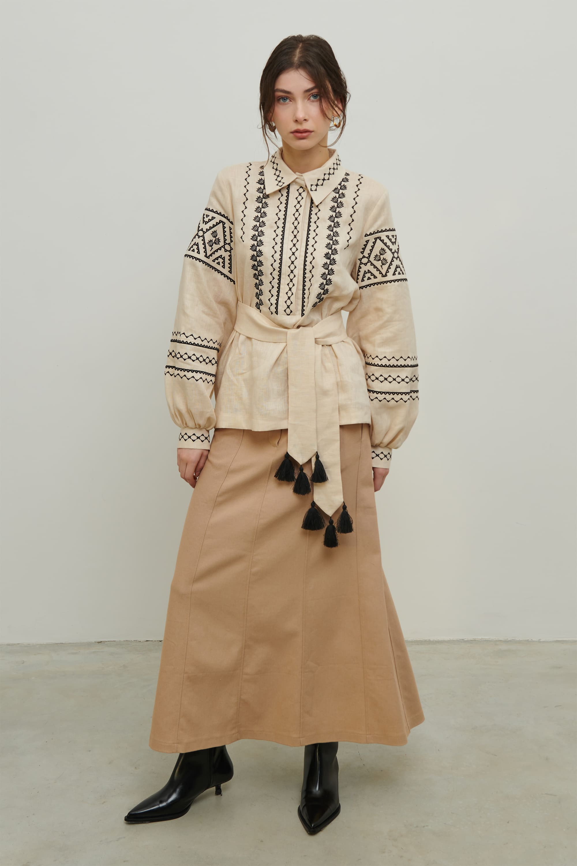 Women's beige embroidered shirt Narbut 2