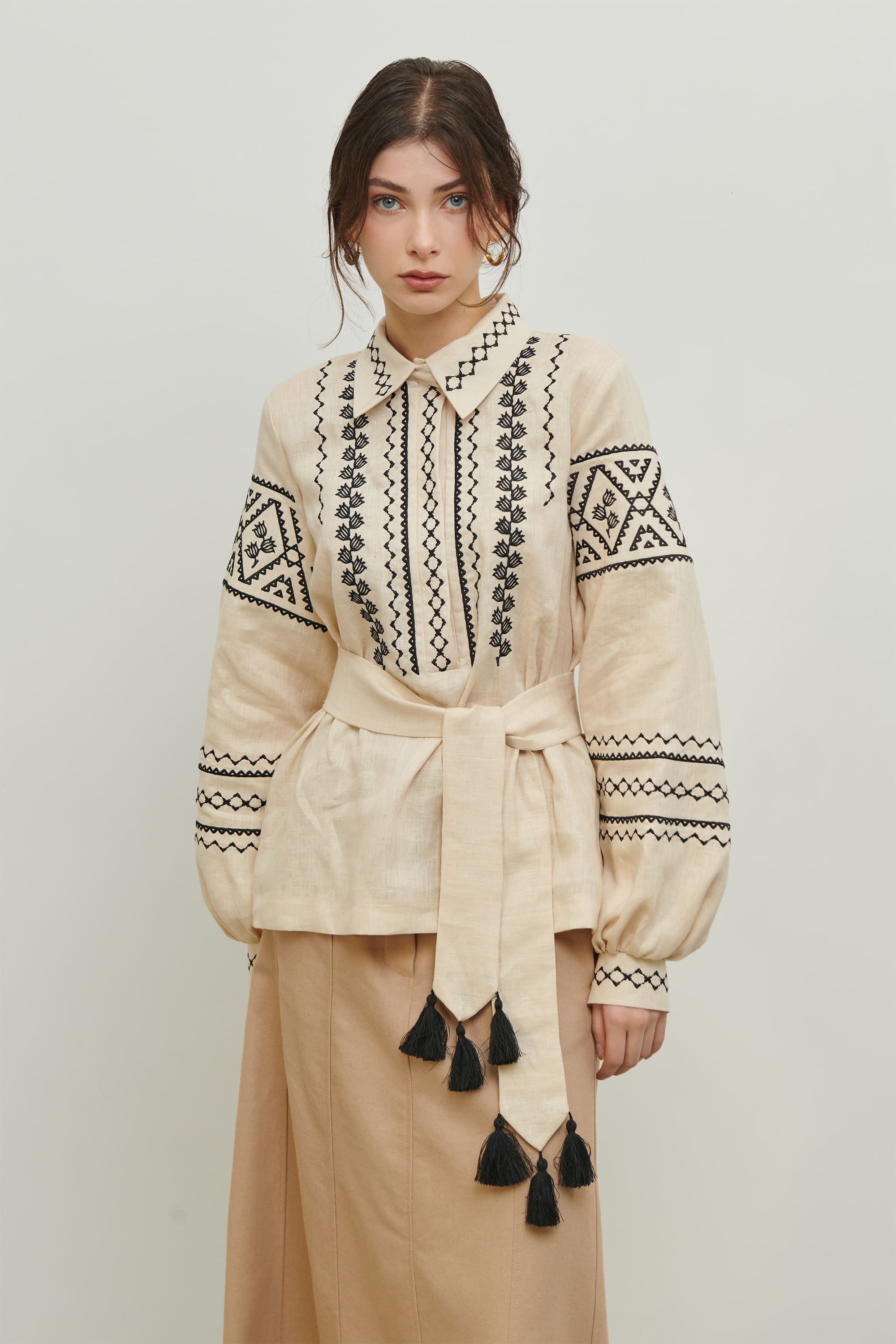 Women's beige embroidered shirt Narbut 2