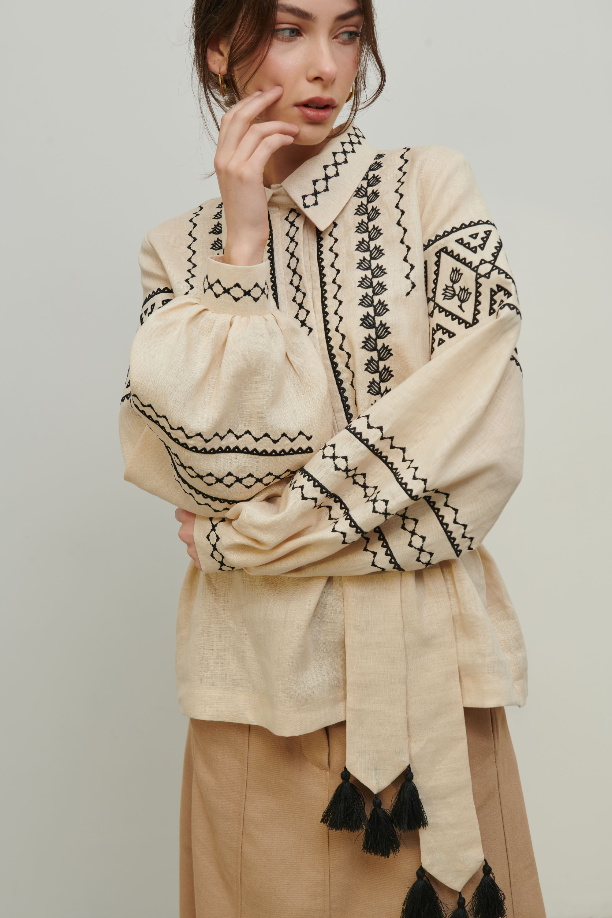 Women's beige embroidered shirt Narbut 2 | XS | 40-42