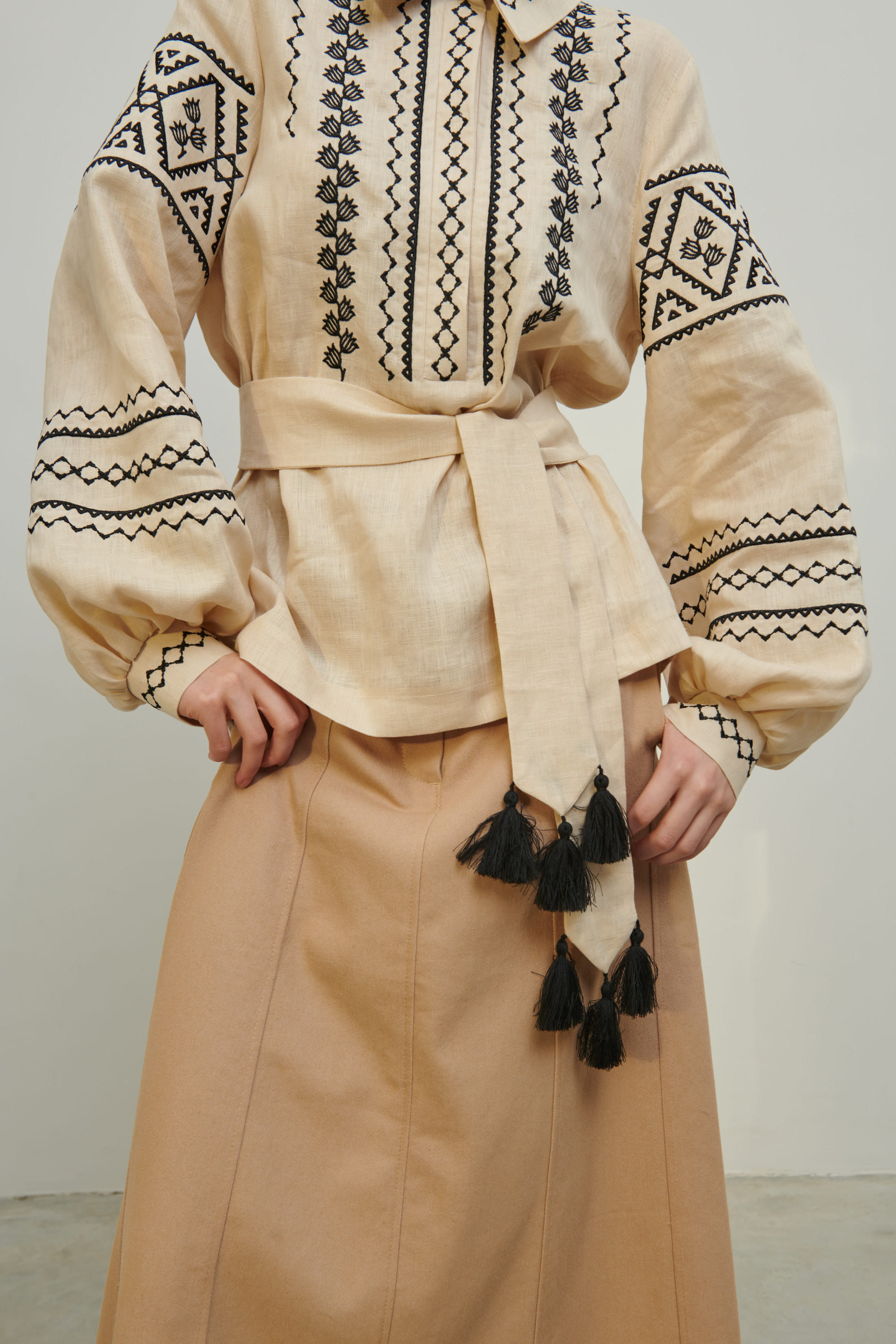 Women's beige embroidered shirt Narbut 2 | XS | 40-42