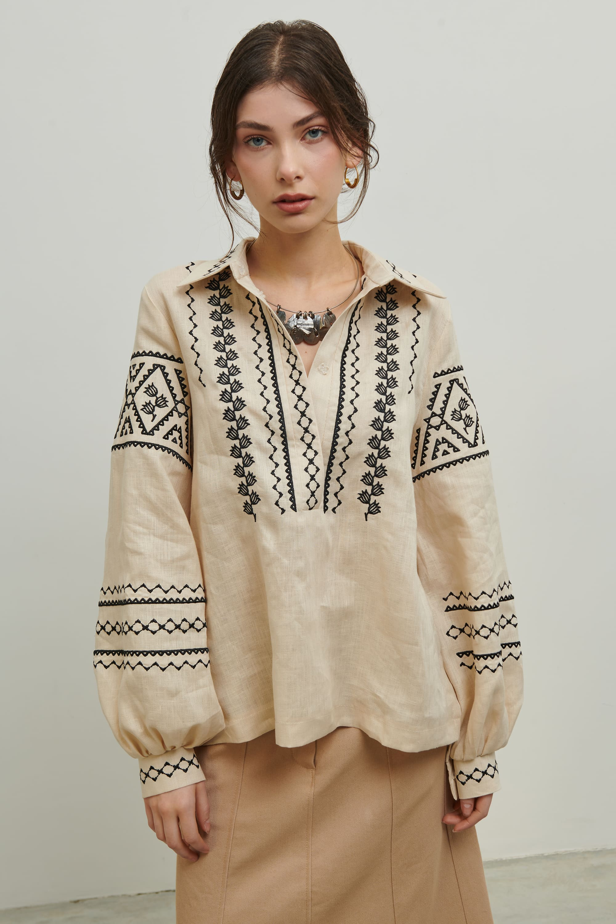 Women's beige embroidered shirt Narbut 2 | XS | 40-42