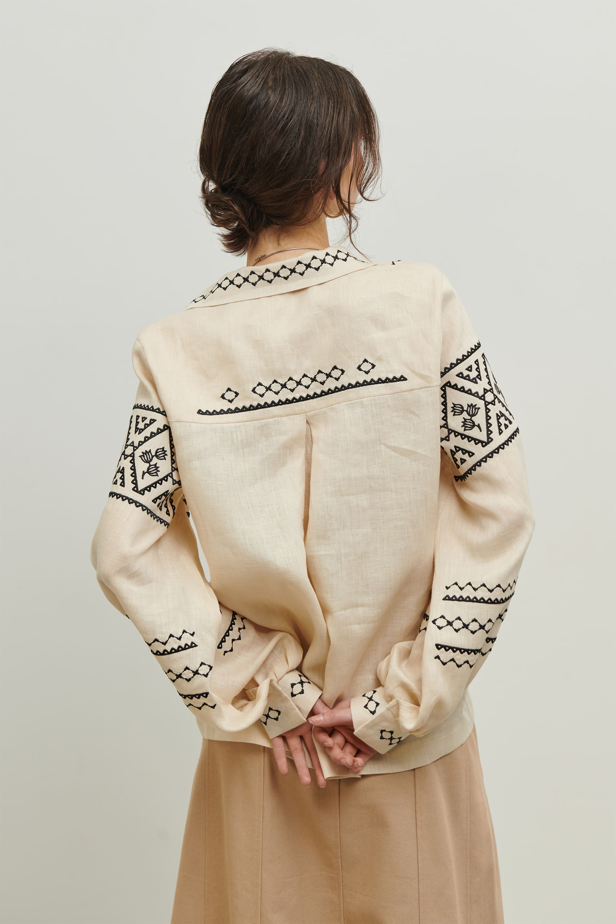 Women's beige embroidered shirt Narbut 2 | XS | 40-42