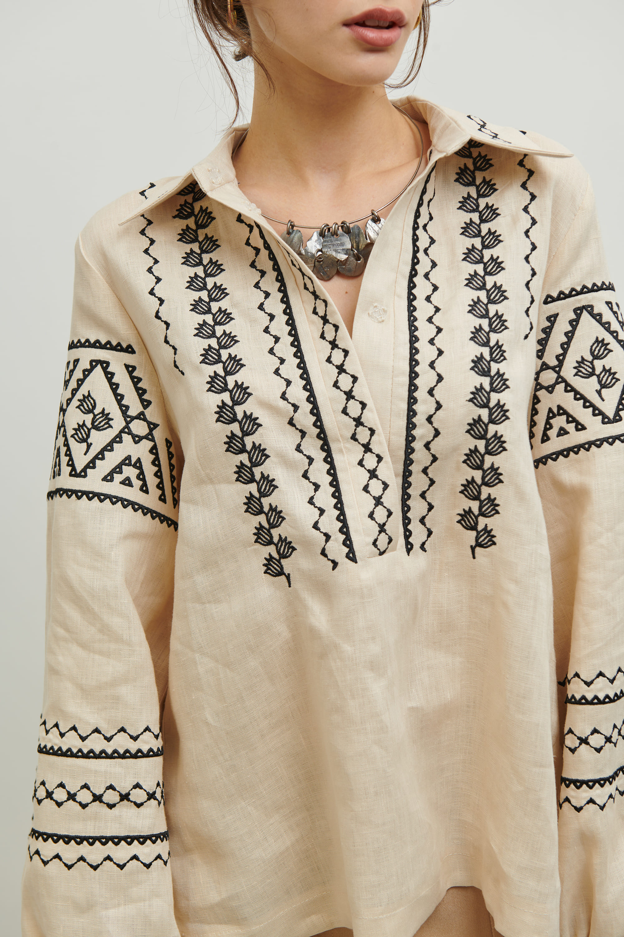 Women's beige embroidered shirt Narbut 2 | XS | 40-42