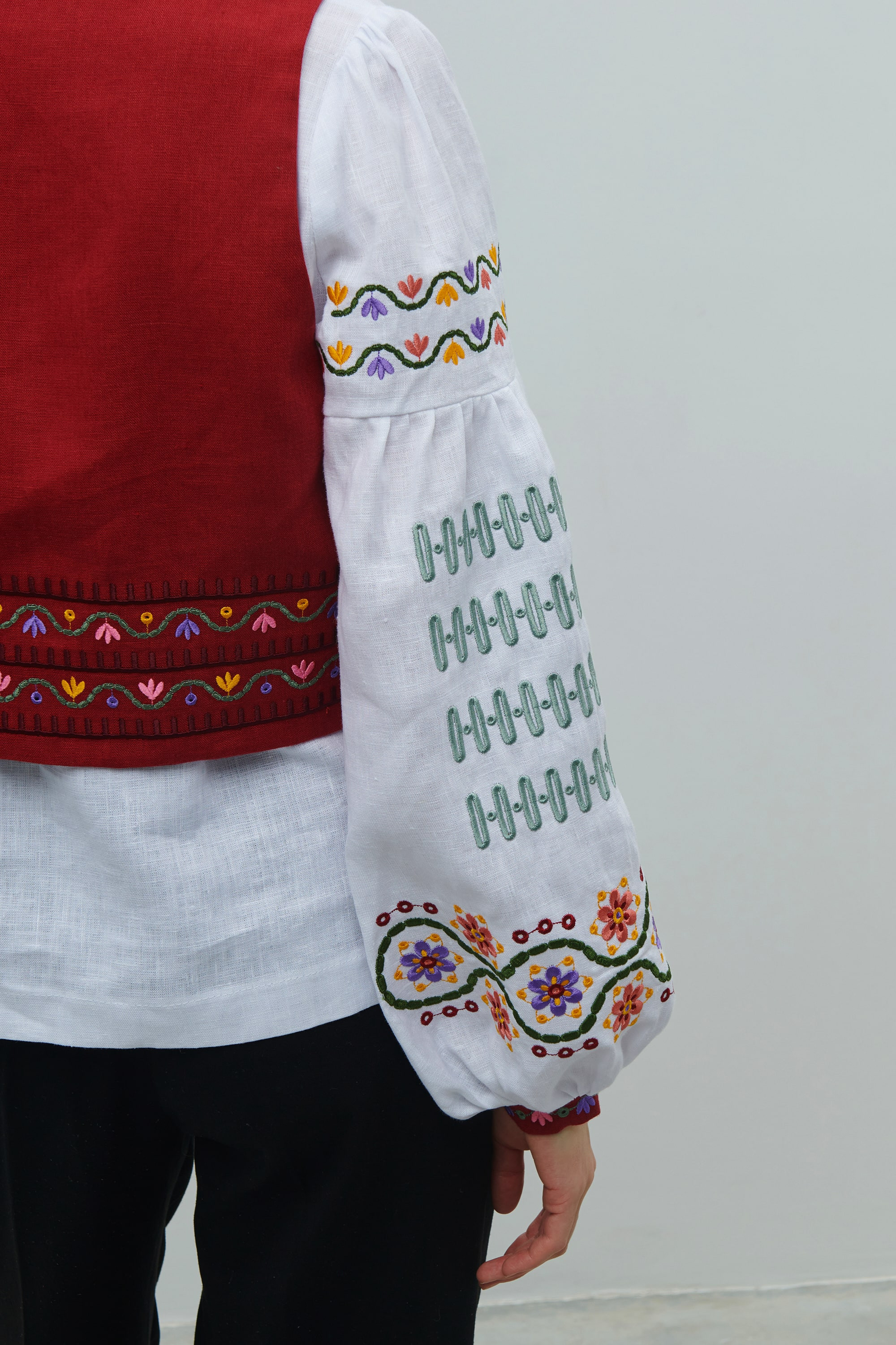 Linen shirt and vest with floral ornament April