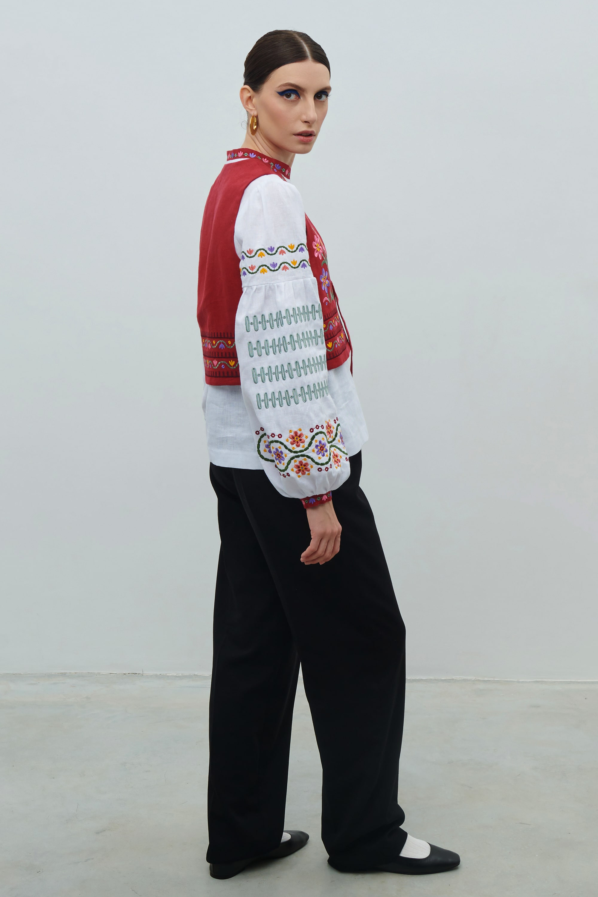 Linen shirt and vest with floral ornament April