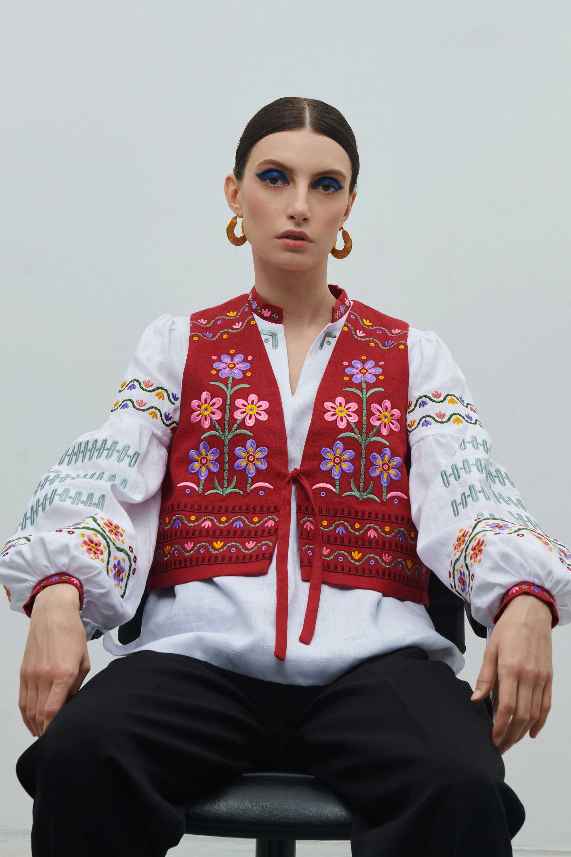Linen embroidery with floral ornament | S | 42-44