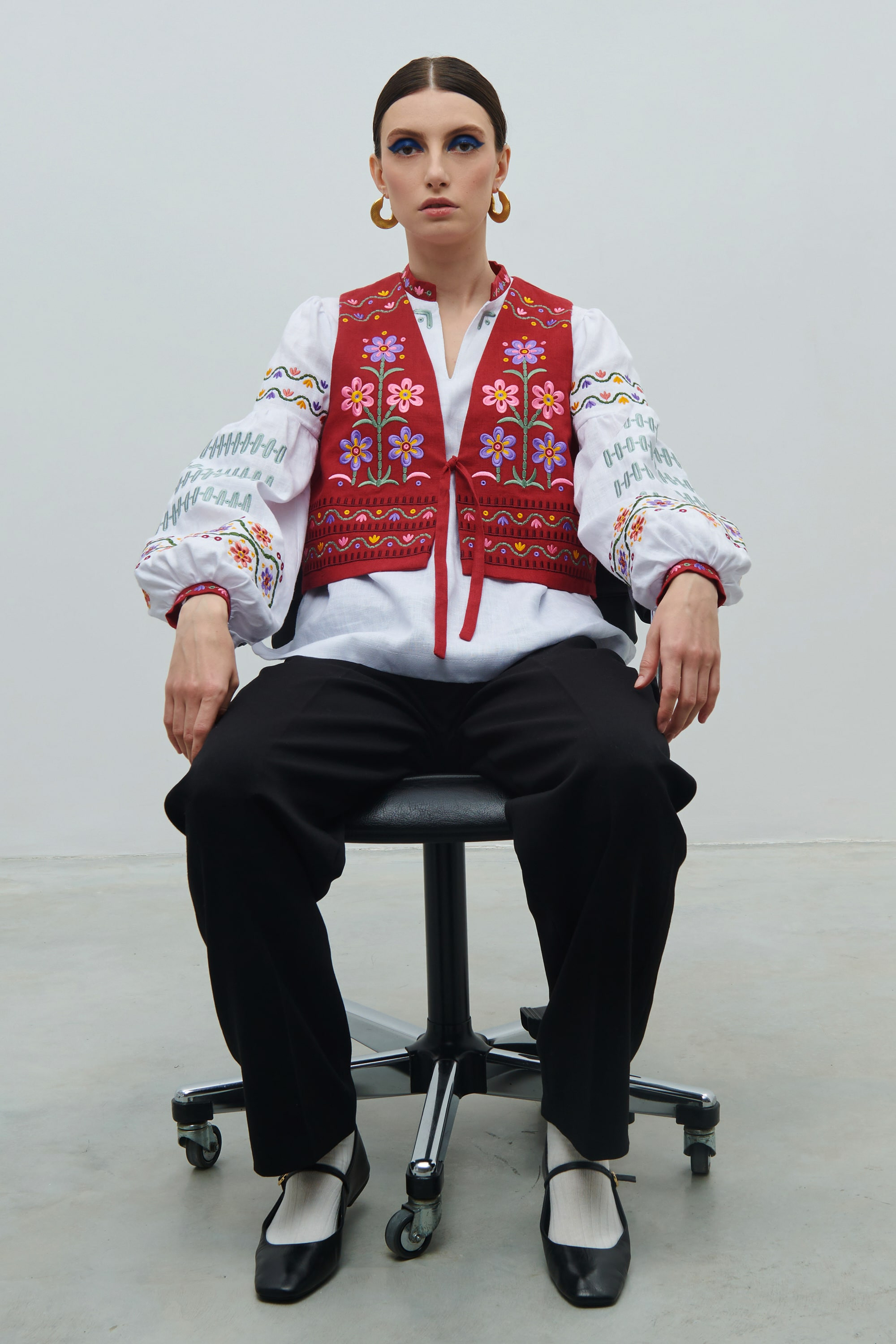Linen shirt and vest with floral ornament April