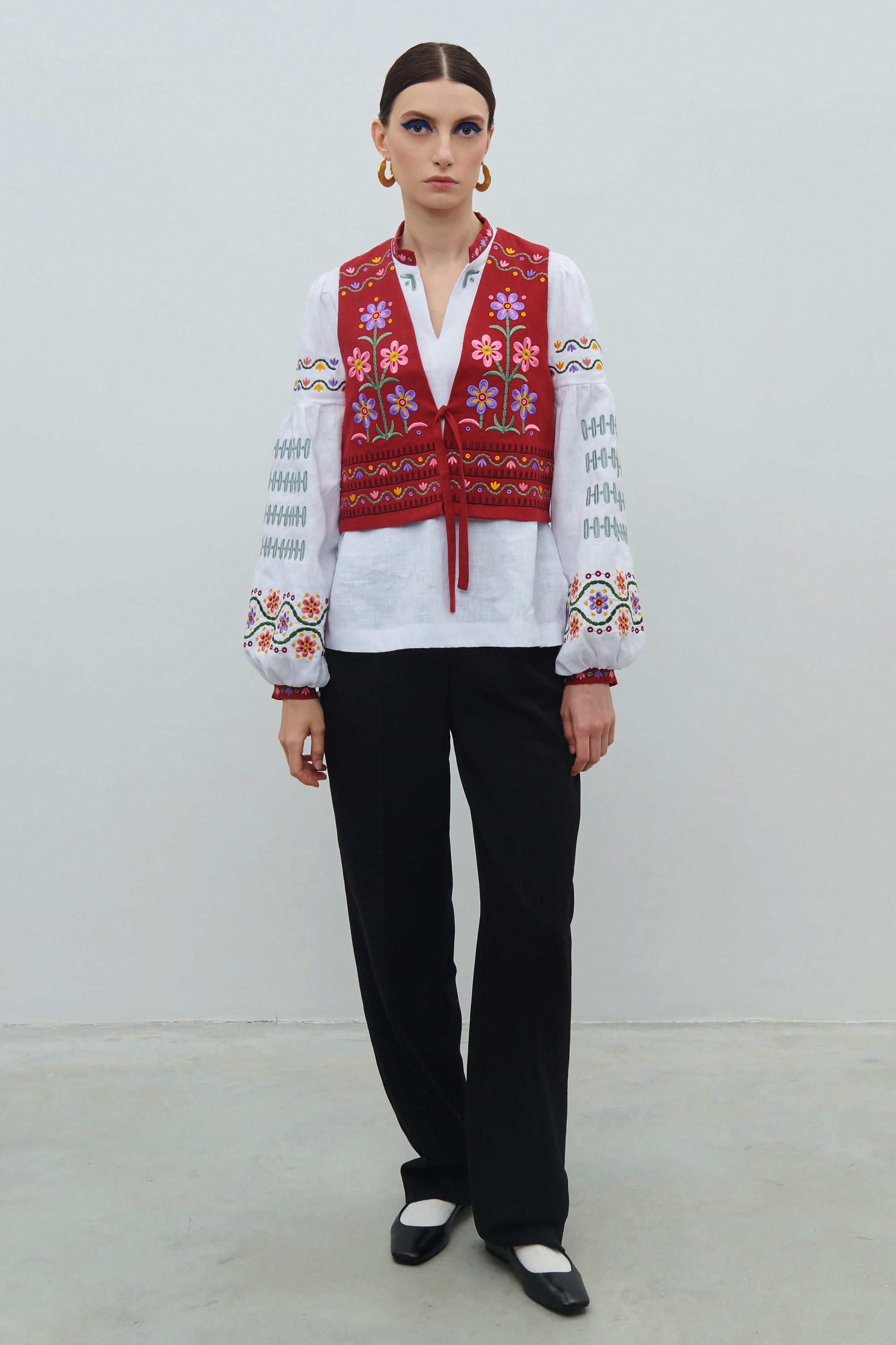 Linen embroidery with floral ornament | S | 42-44