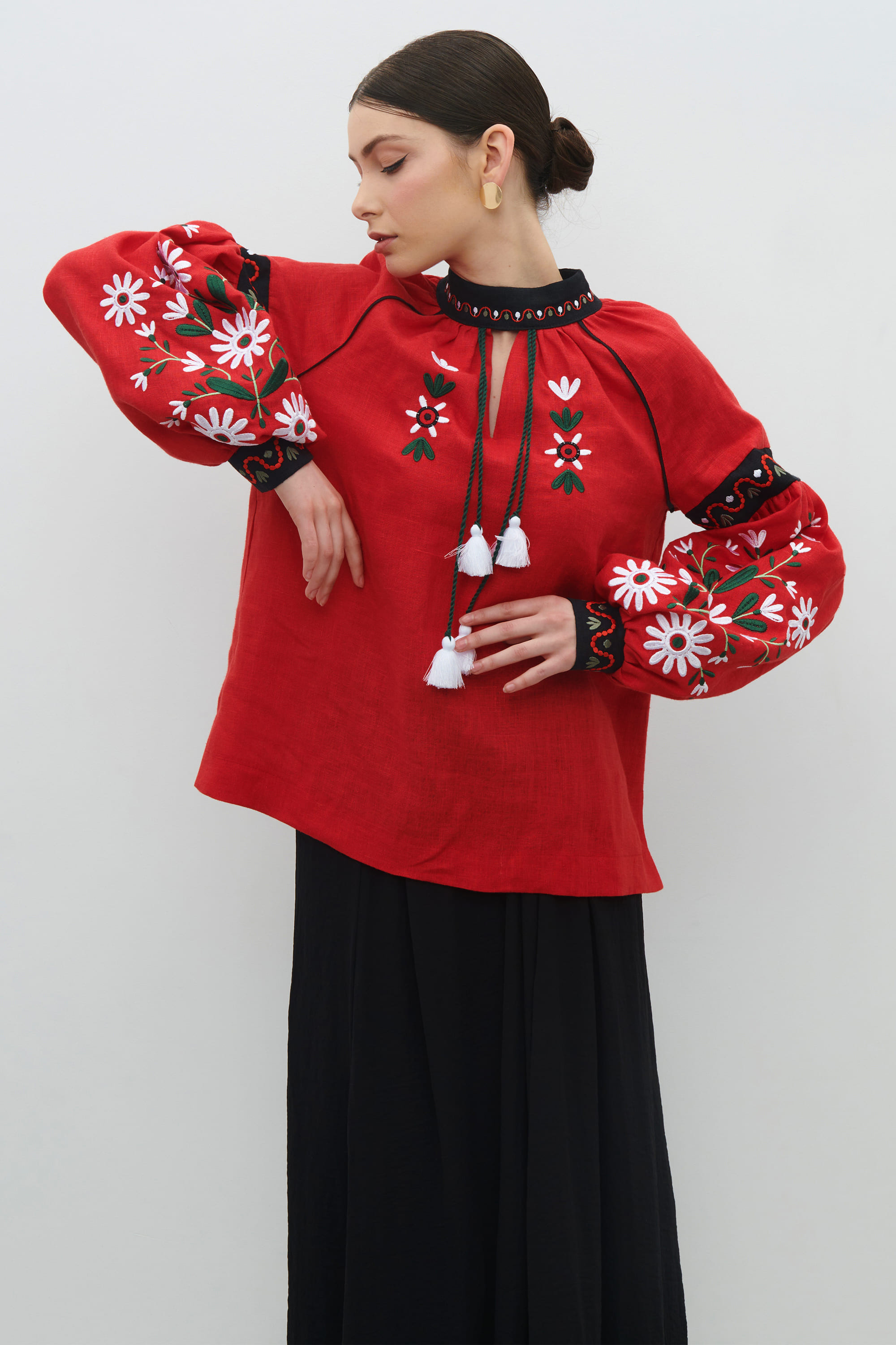 Linen red embroidery у квітучому садочку