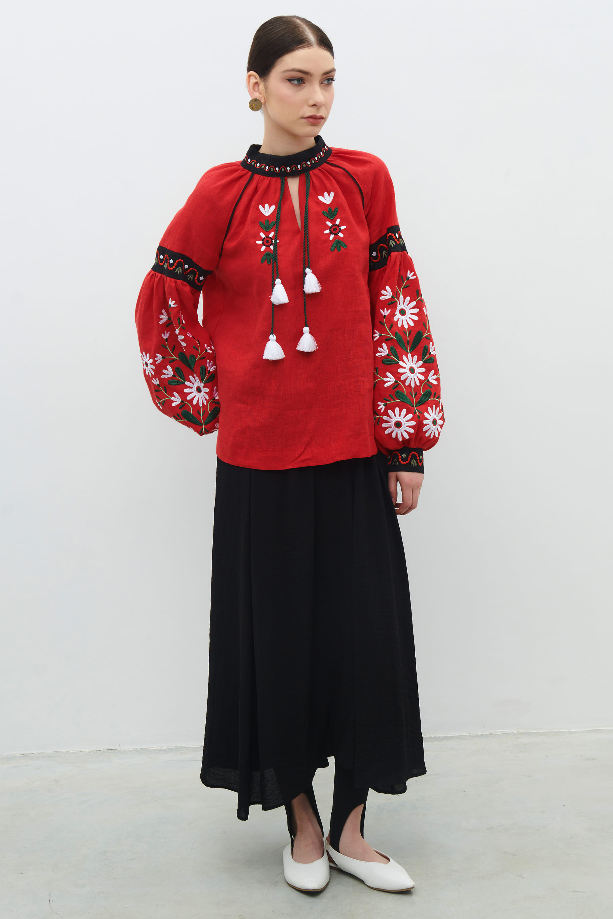 Linen red embroidery у квітучому садочку
